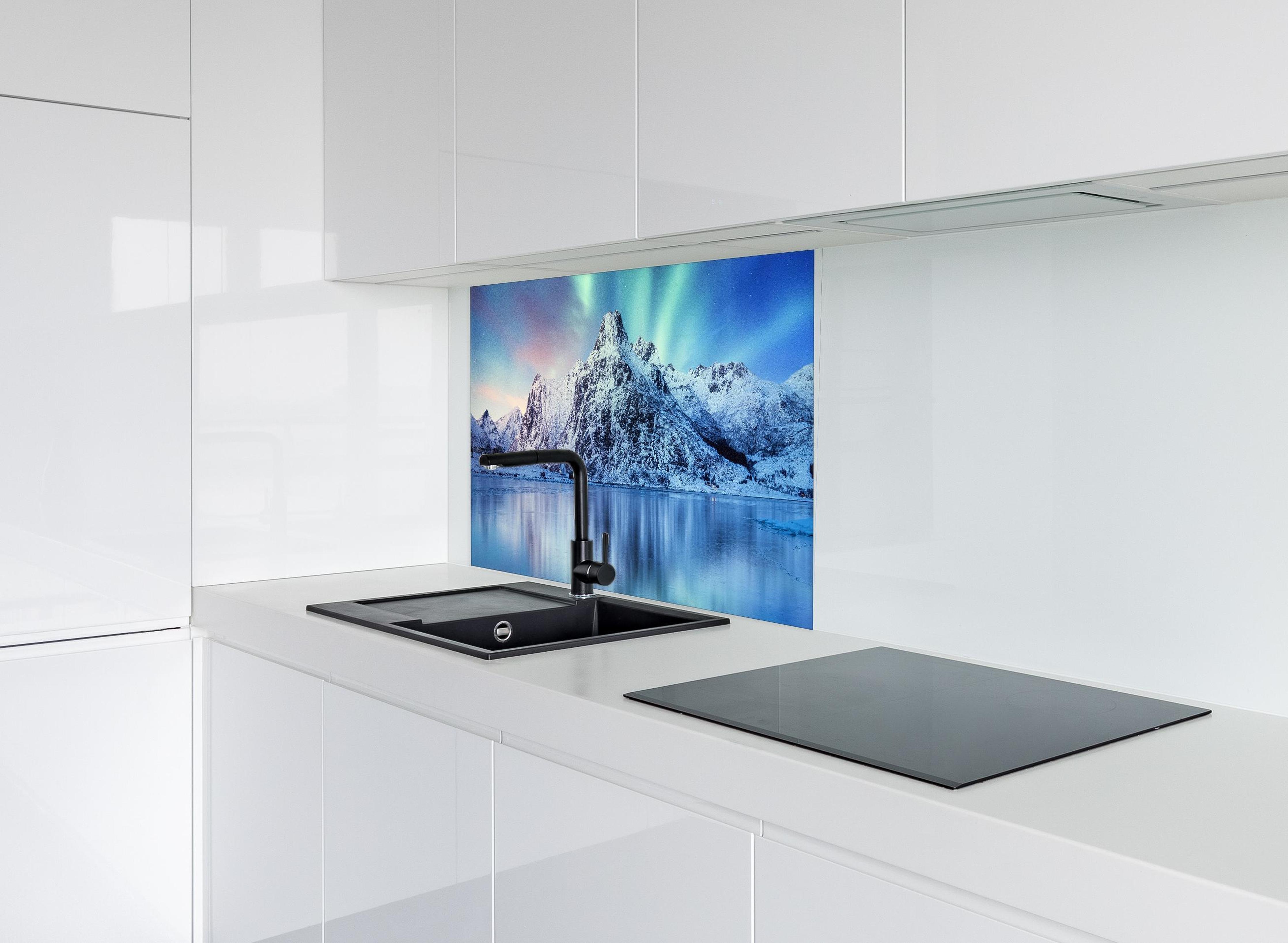 Spritzschutz - Schöne Polarlichter über dem Berg hinter modernem schwarz-matten Spülbecken in weißer Hochglanz-Küche