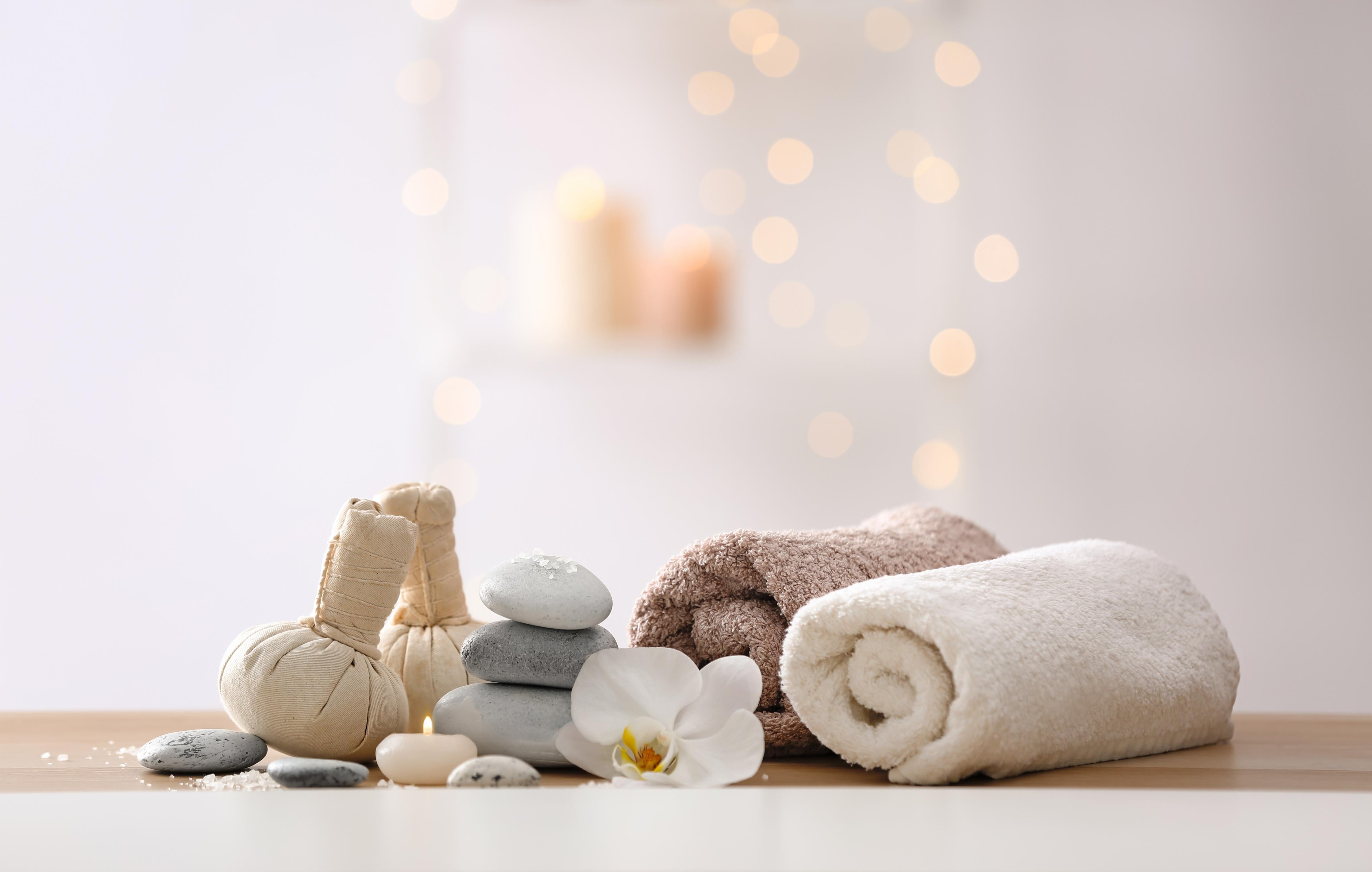 Spritzschutz-Schöne Spa-Komposition auf Tisch