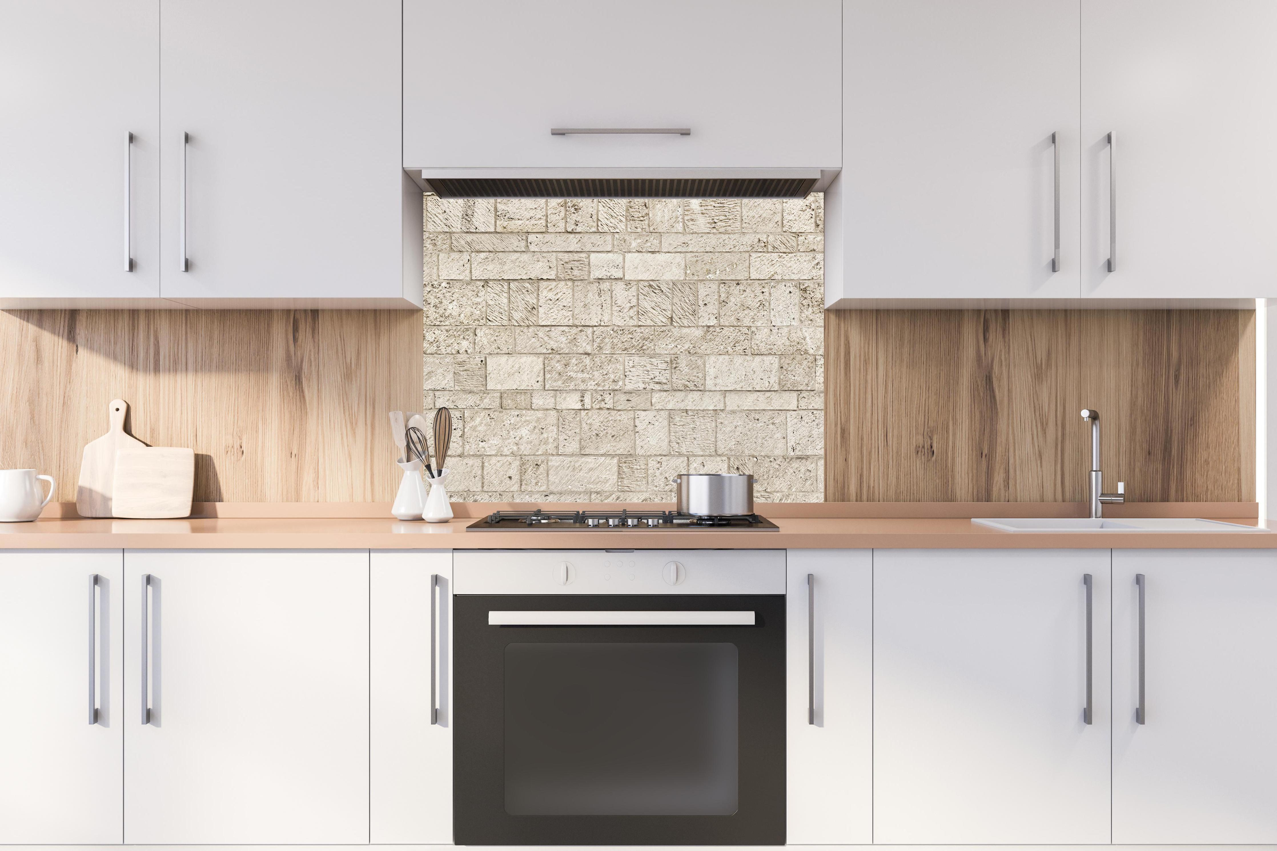 Spritzschutz - Schöne Steinfassade im Panoramaformat hinter stilvollem Gasherd unter Dunstabzugshaube