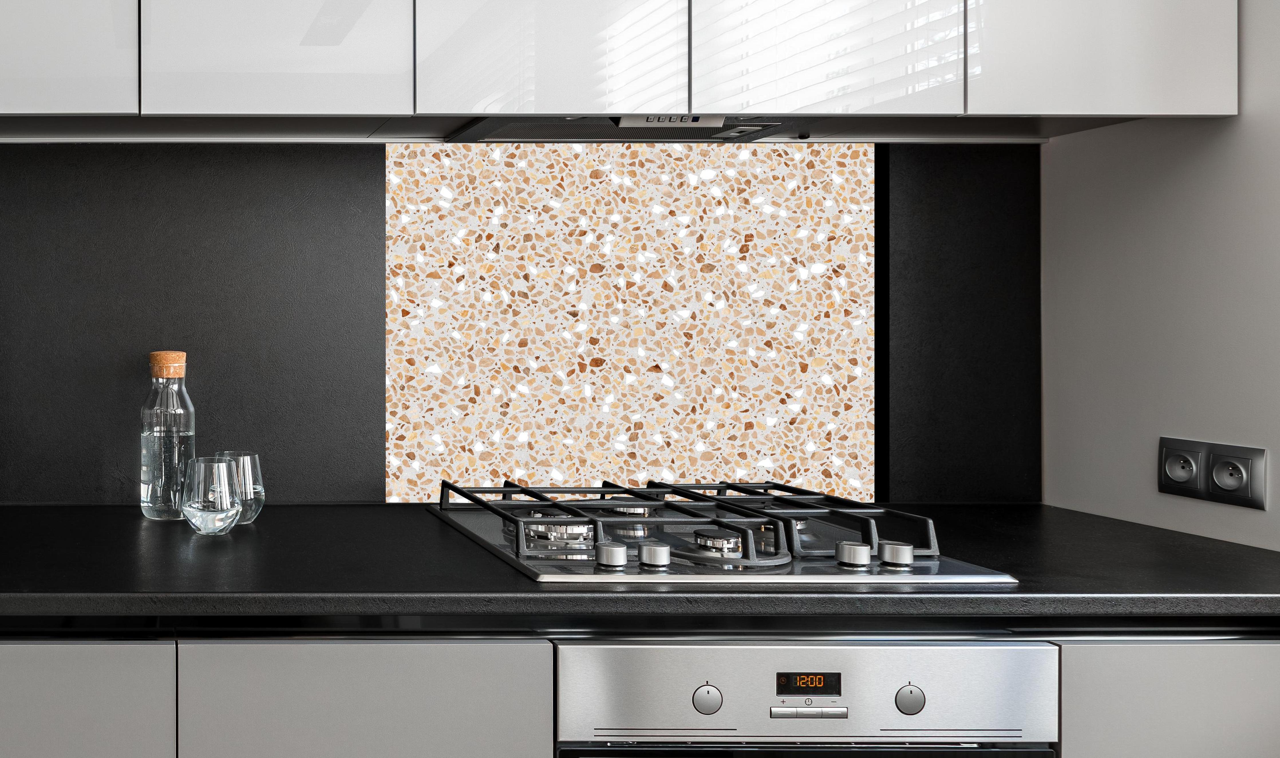 Spritzschutz - Schöne beige Terrazzo Stein Textur an edler Anthrazit-Wand hinter silbernem Gasherd