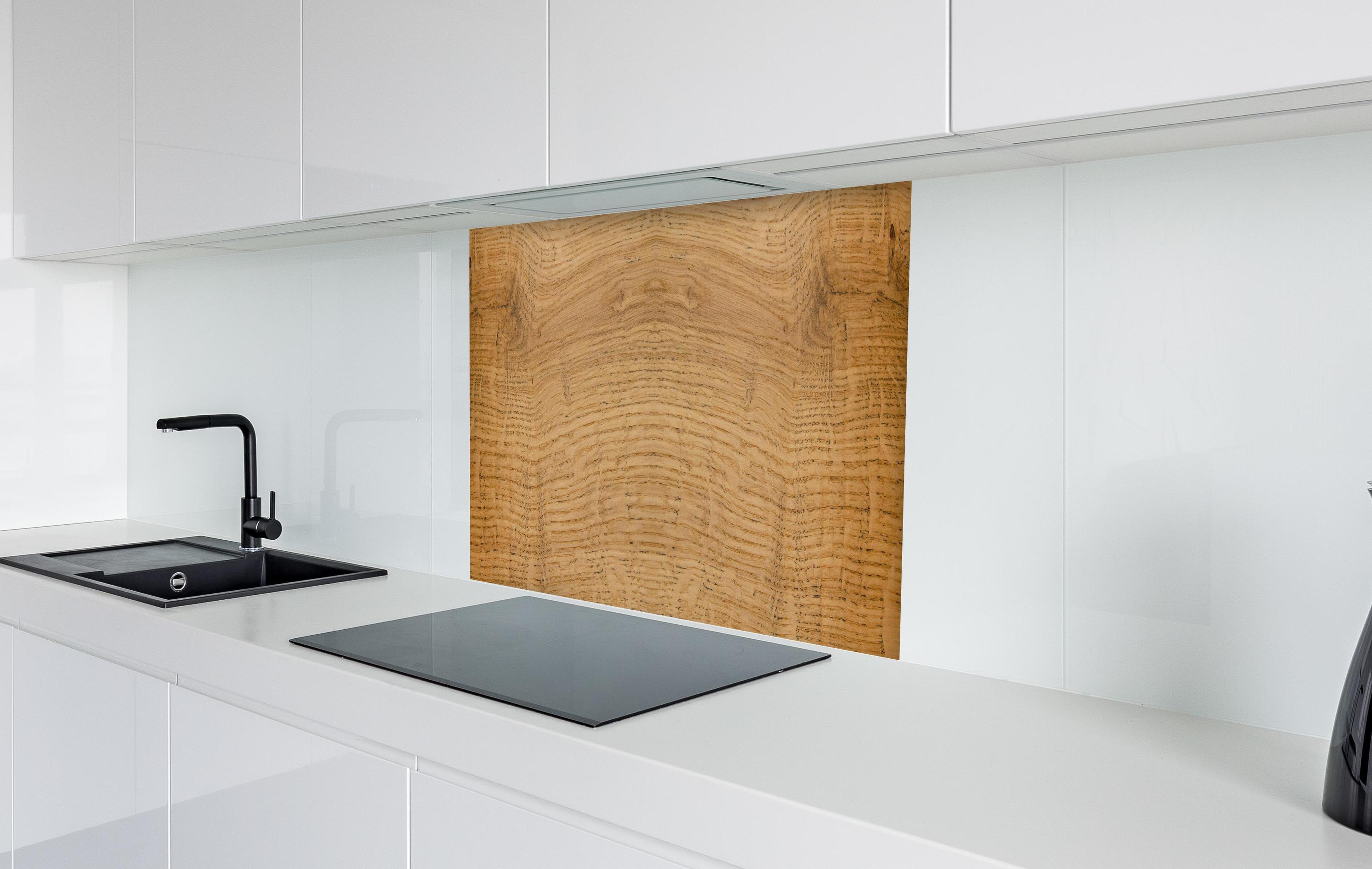 Spritzschutz - Schöne helle Holzplatte in weißer Hochglanz-Küche hinter einem Cerankochfeld