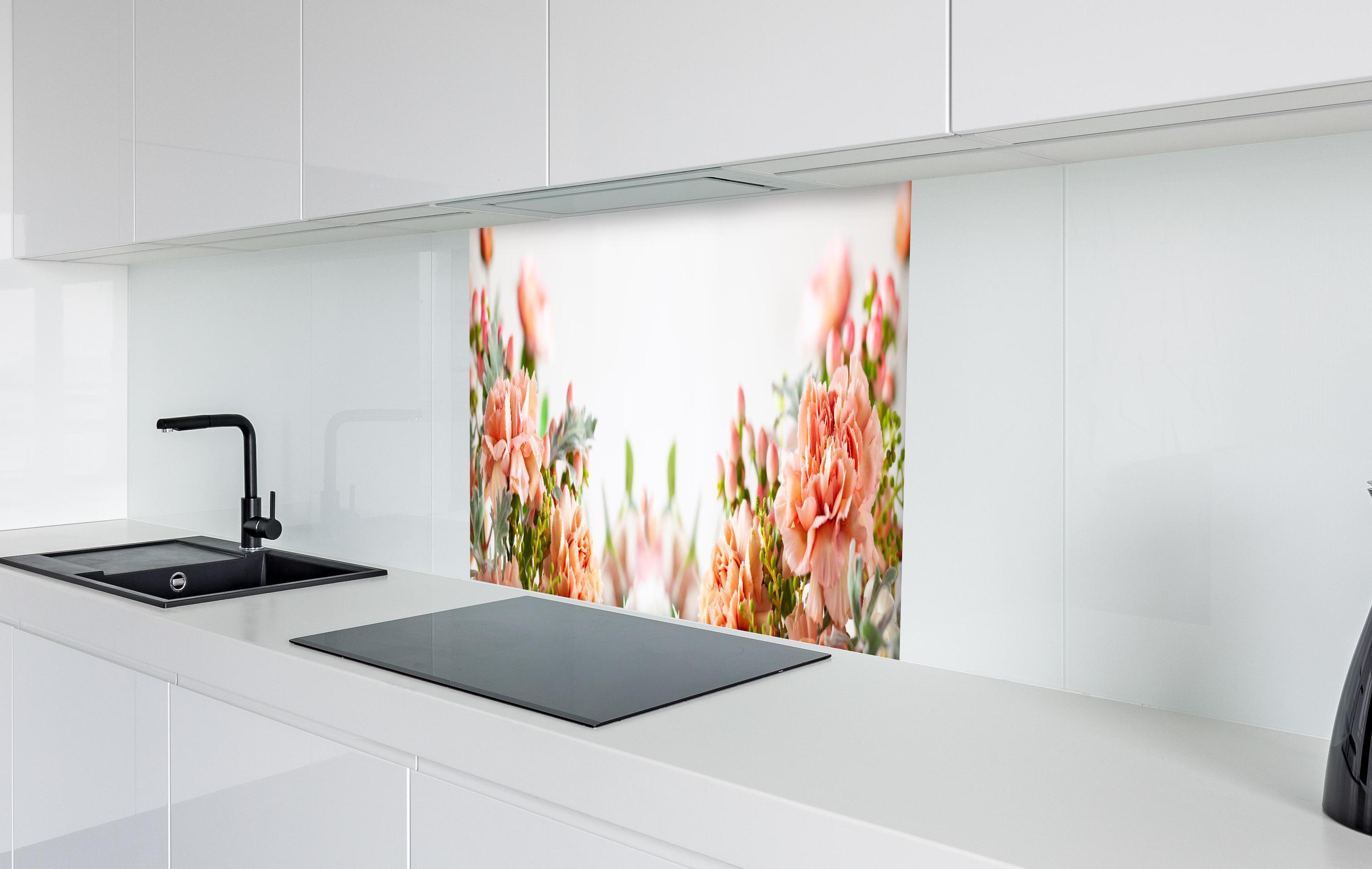 Spritzschutz - Schöne herbstliche Blumen-Komposition in weißer Hochglanz-Küche hinter einem Cerankochfeld