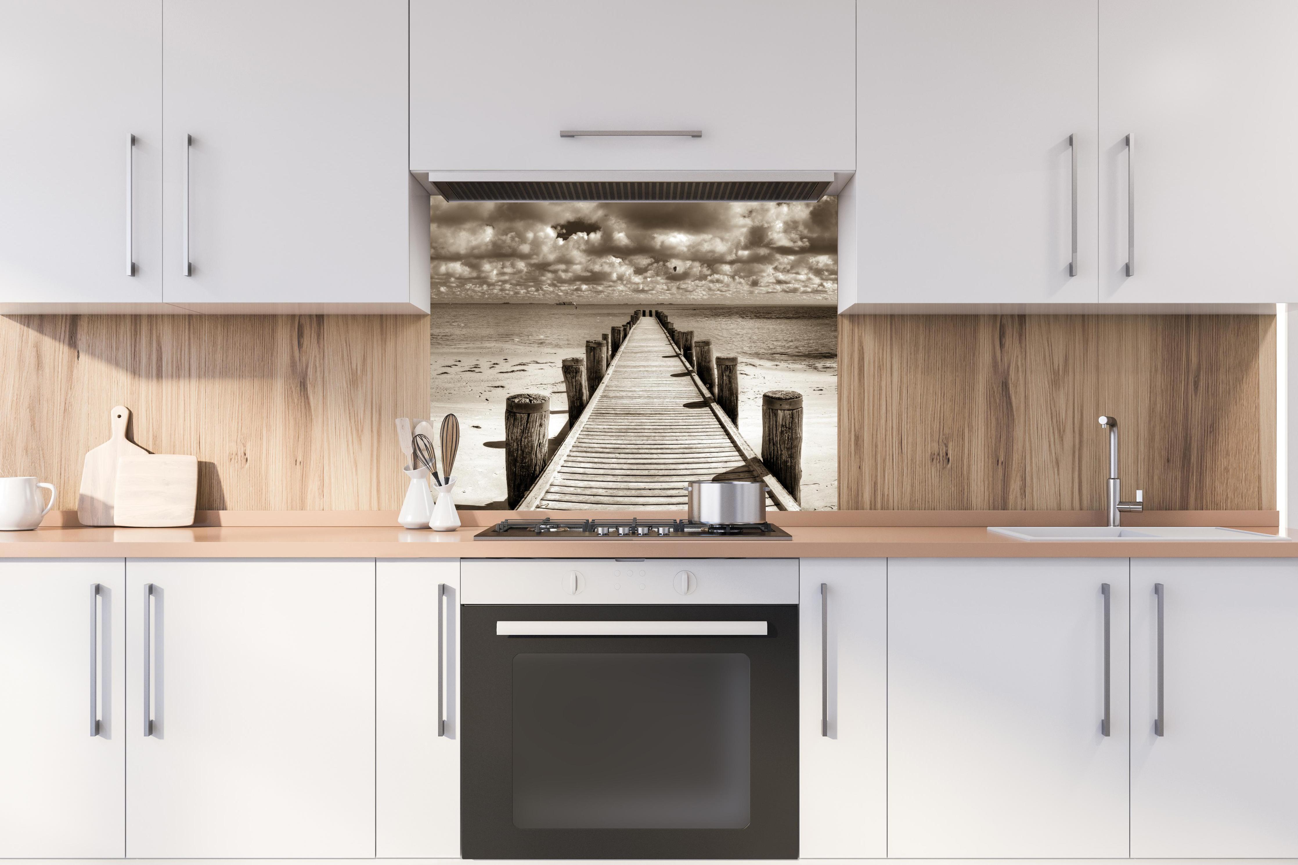 Spritzschutz - Schöner Anlegersteg für Boote hinter stilvollem Gasherd unter Dunstabzugshaube