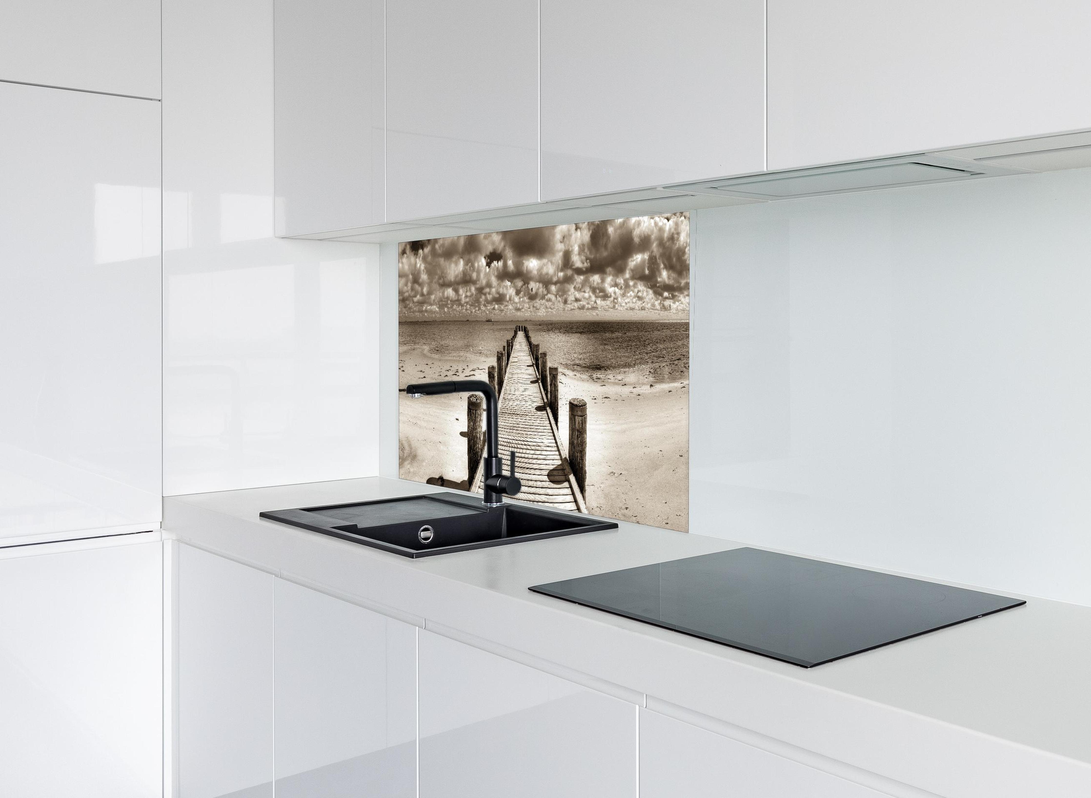 Spritzschutz - Schöner Anlegersteg für Boote hinter modernem schwarz-matten Spülbecken in weißer Hochglanz-Küche
