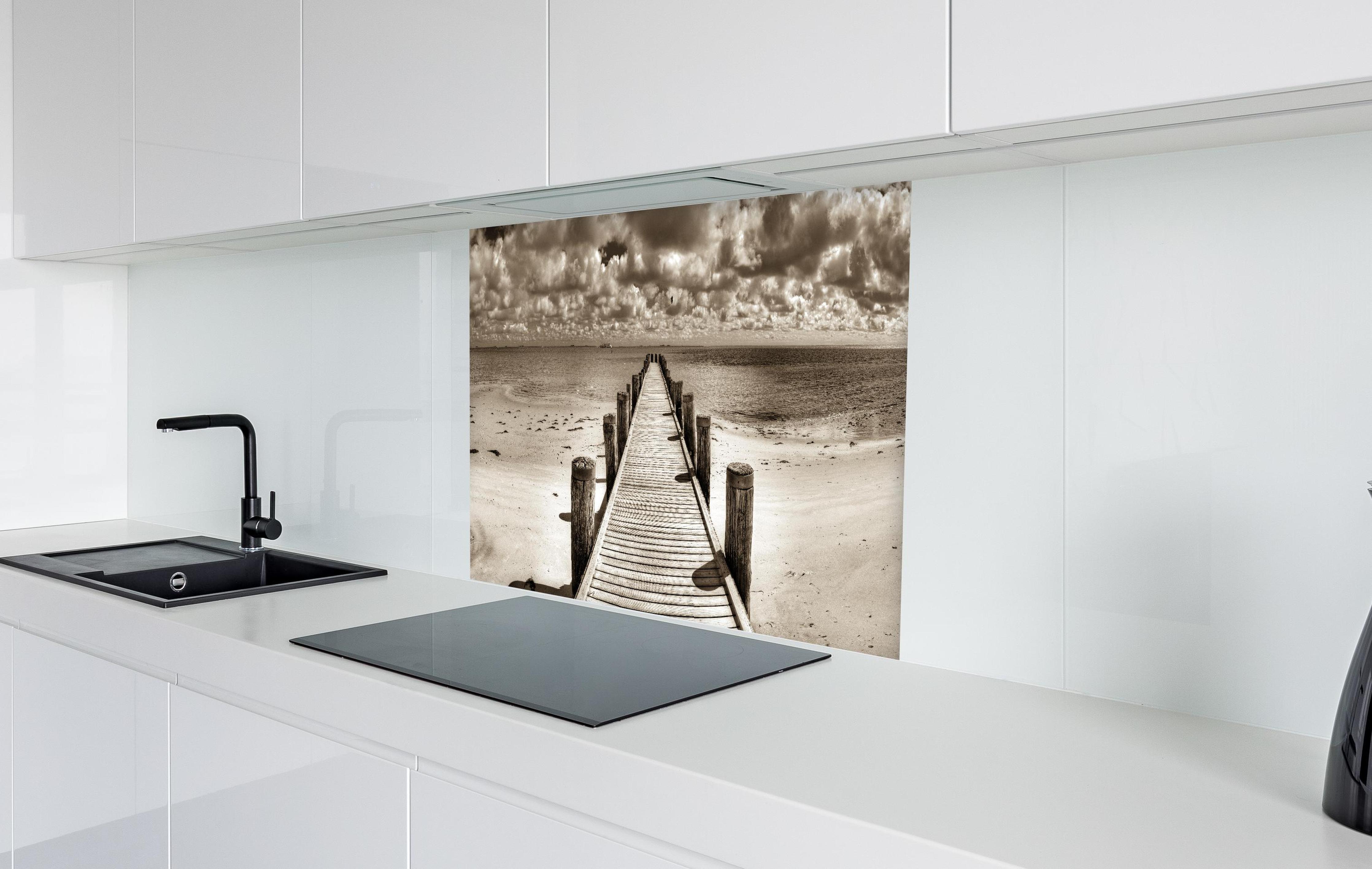 Spritzschutz - Schöner Anlegersteg für Boote in weißer Hochglanz-Küche hinter einem Cerankochfeld