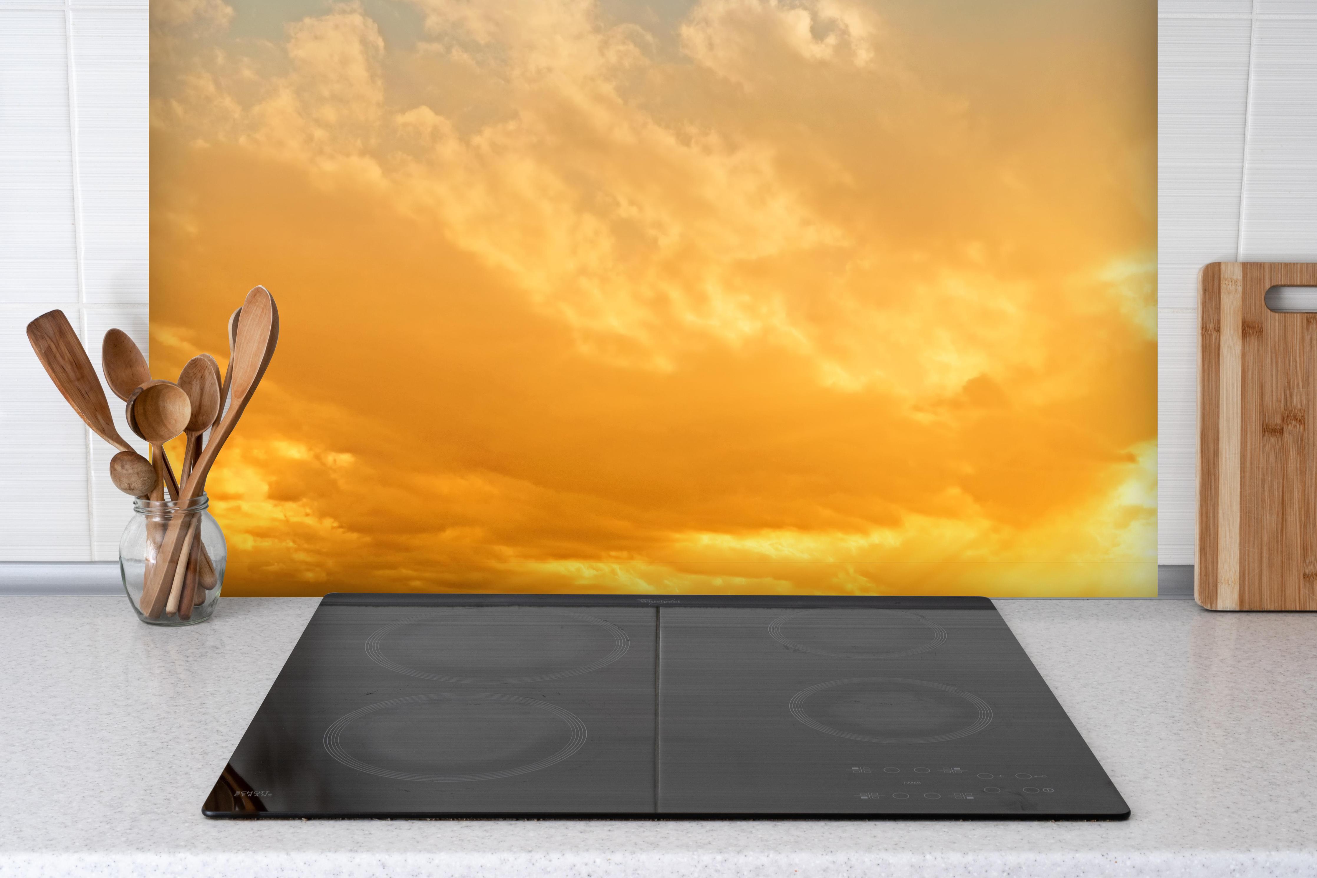 Spritzschutz - Schöner Blick auf Sonnenuntergang hinter einem Cerankochfeld zwischen Holz-Kochutensilien