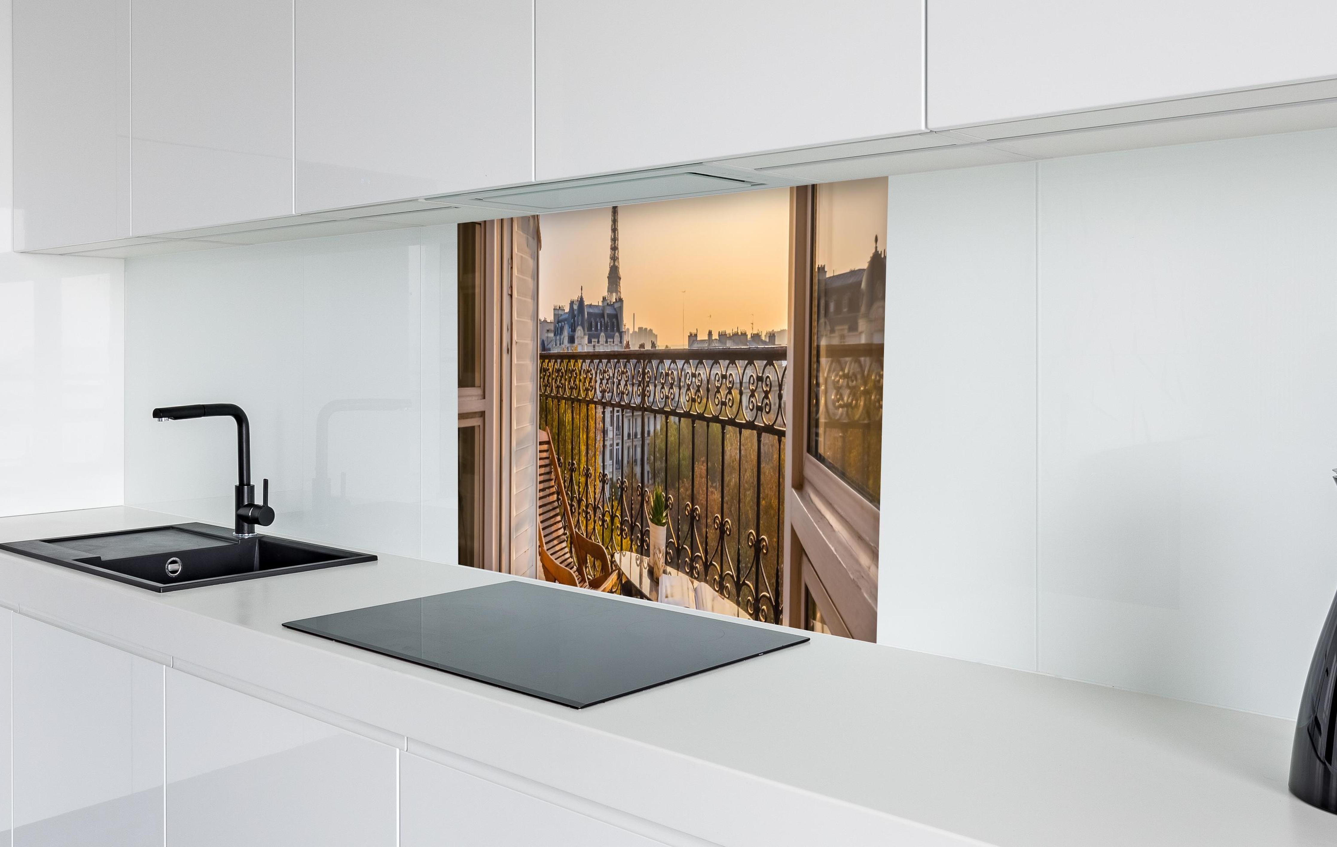 Spritzschutz - Schöner Pariser Balkon bei Sonnenuntergang in weißer Hochglanz-Küche hinter einem Cerankochfeld