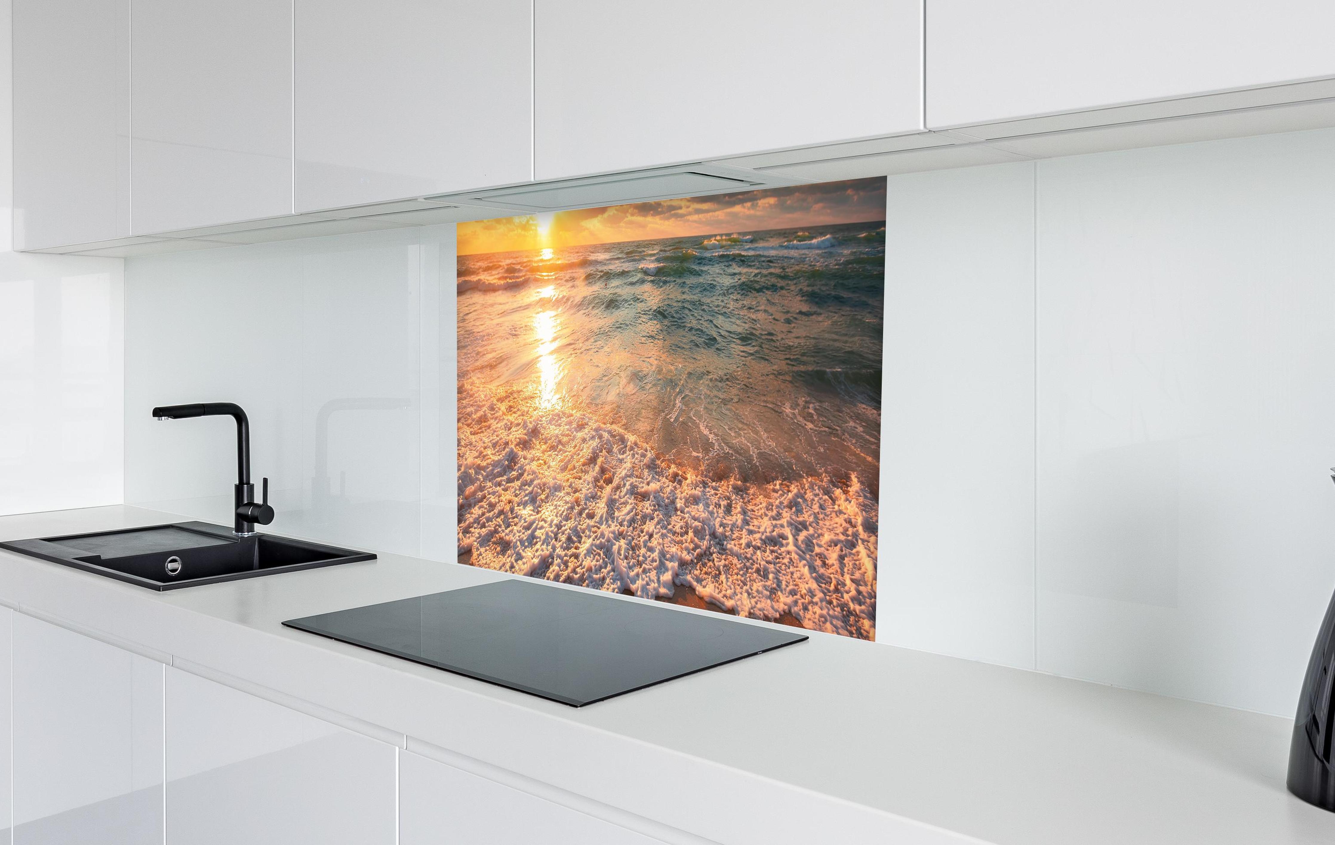 Spritzschutz - Schönes Sonnenlicht am Strand in weißer Hochglanz-Küche hinter einem Cerankochfeld