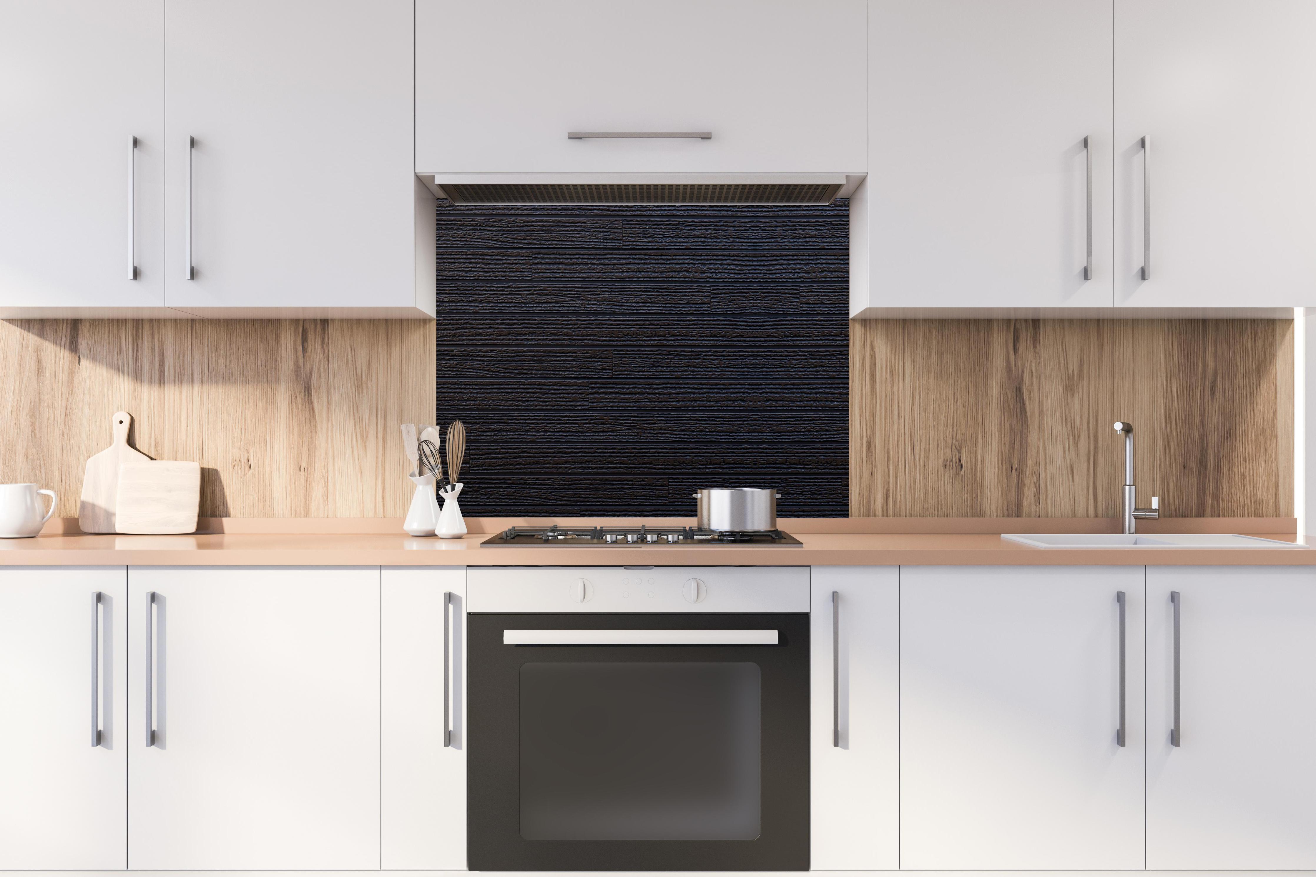 Spritzschutz - Schwarzes Holz - Vintage hinter stilvollem Gasherd unter Dunstabzugshaube