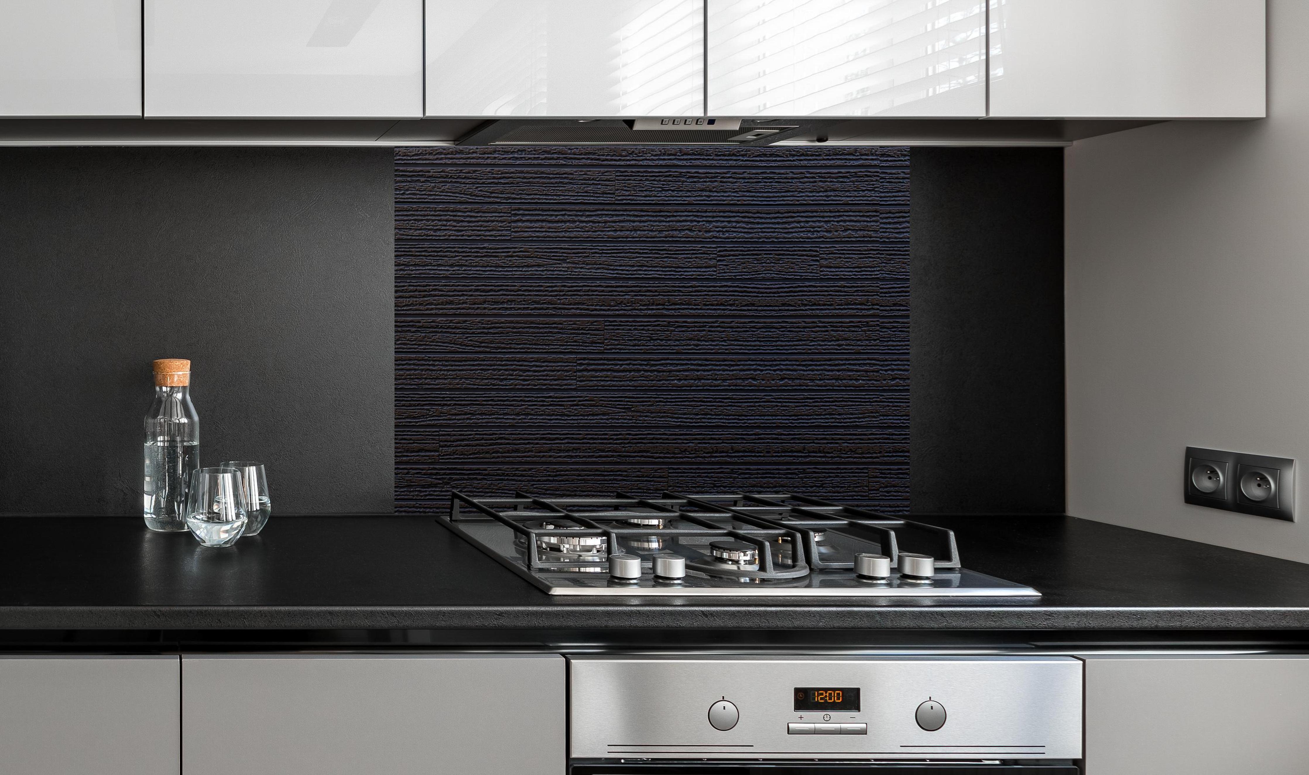 Spritzschutz - Schwarzes Holz - Vintage an edler Anthrazit-Wand hinter silbernem Gasherd