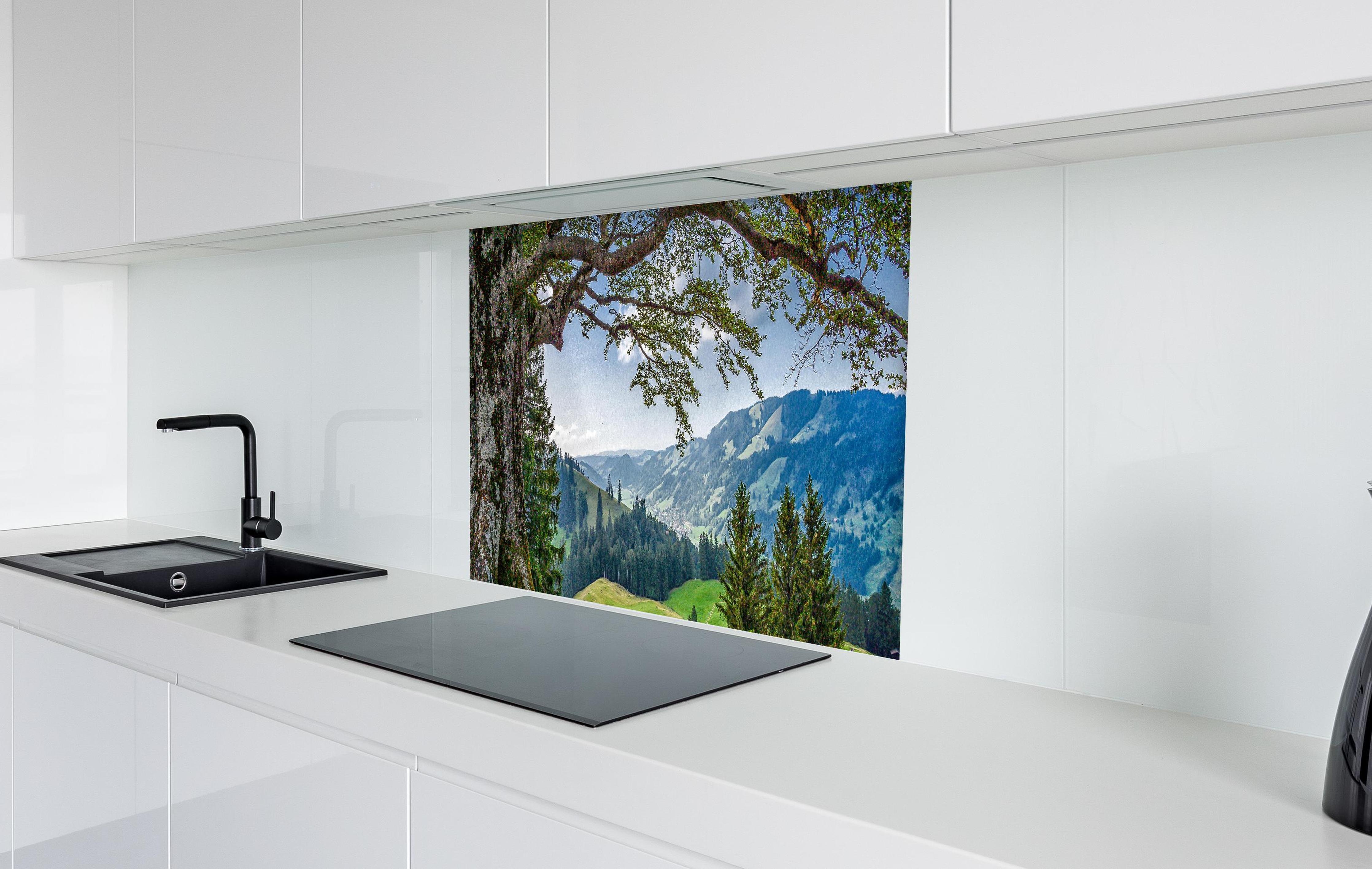 Spritzschutz - Schwarzweißer Wasserfall in weißer Hochglanz-Küche hinter einem Cerankochfeld