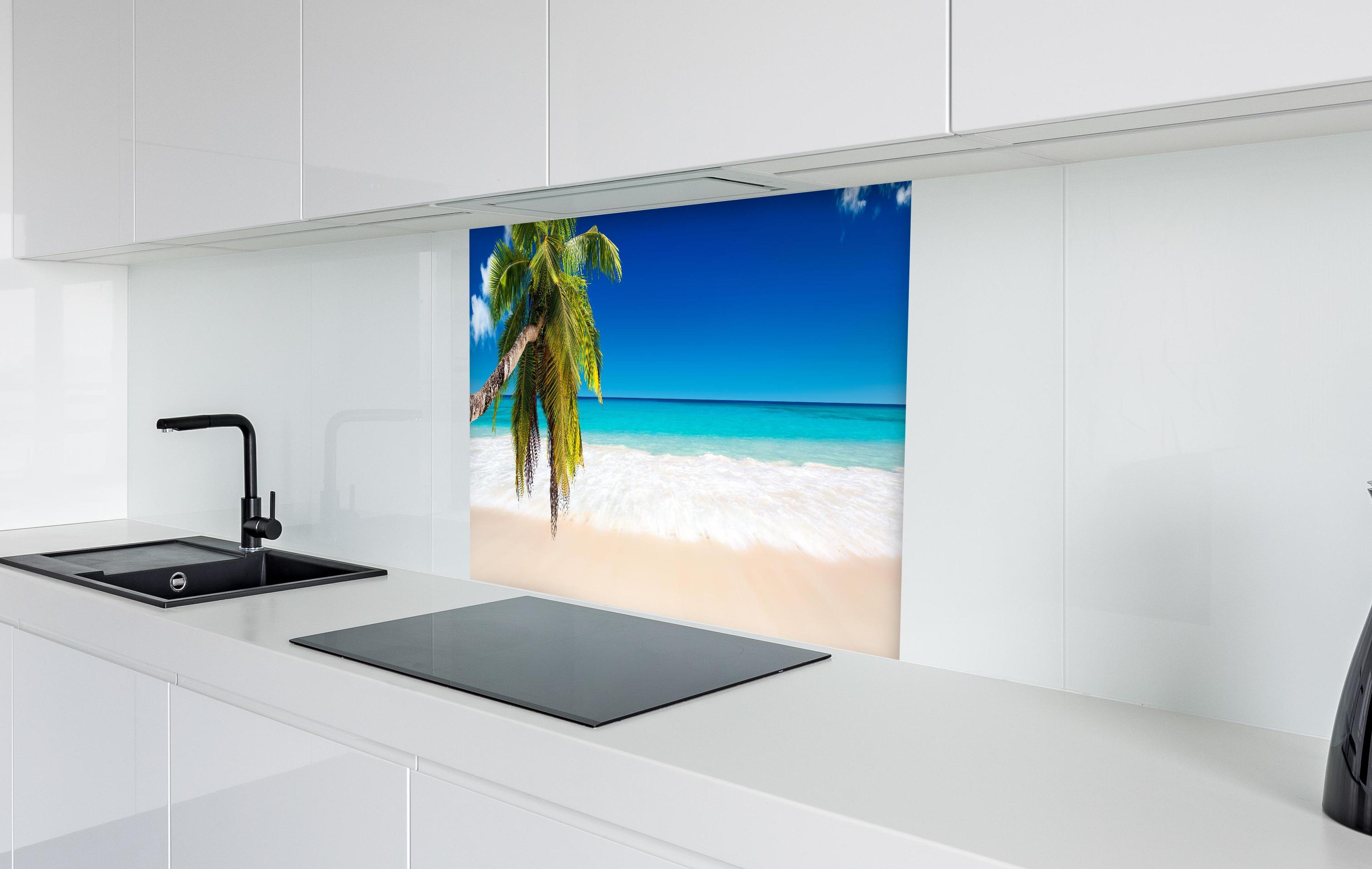 Spritzschutz - Seychellen Strand in weißer Hochglanz-Küche hinter einem Cerankochfeld