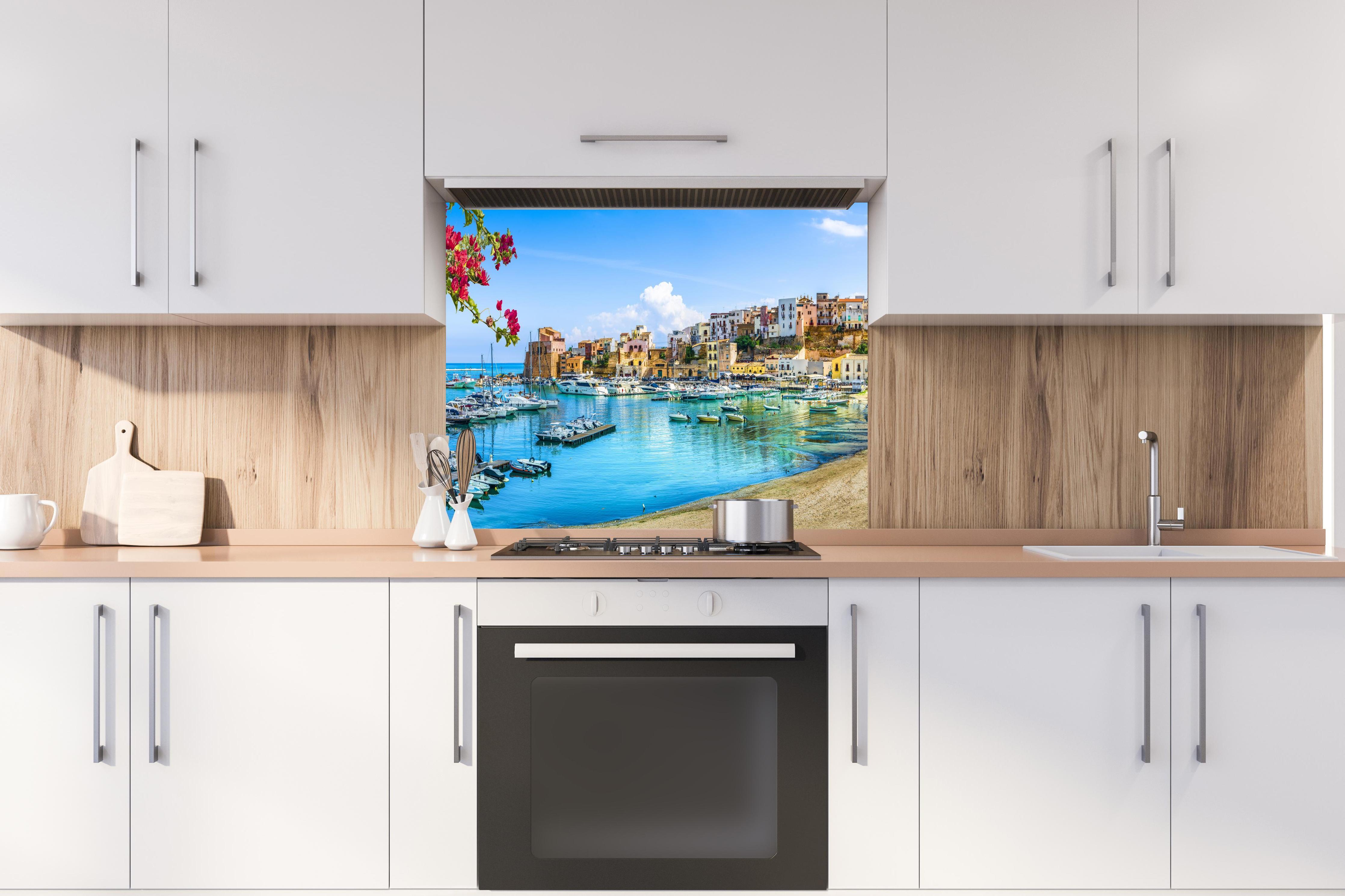 Spritzschutz - Sizilianische Hafenstadt Castellammare del Golfo hinter stilvollem Gasherd unter Dunstabzugshaube
