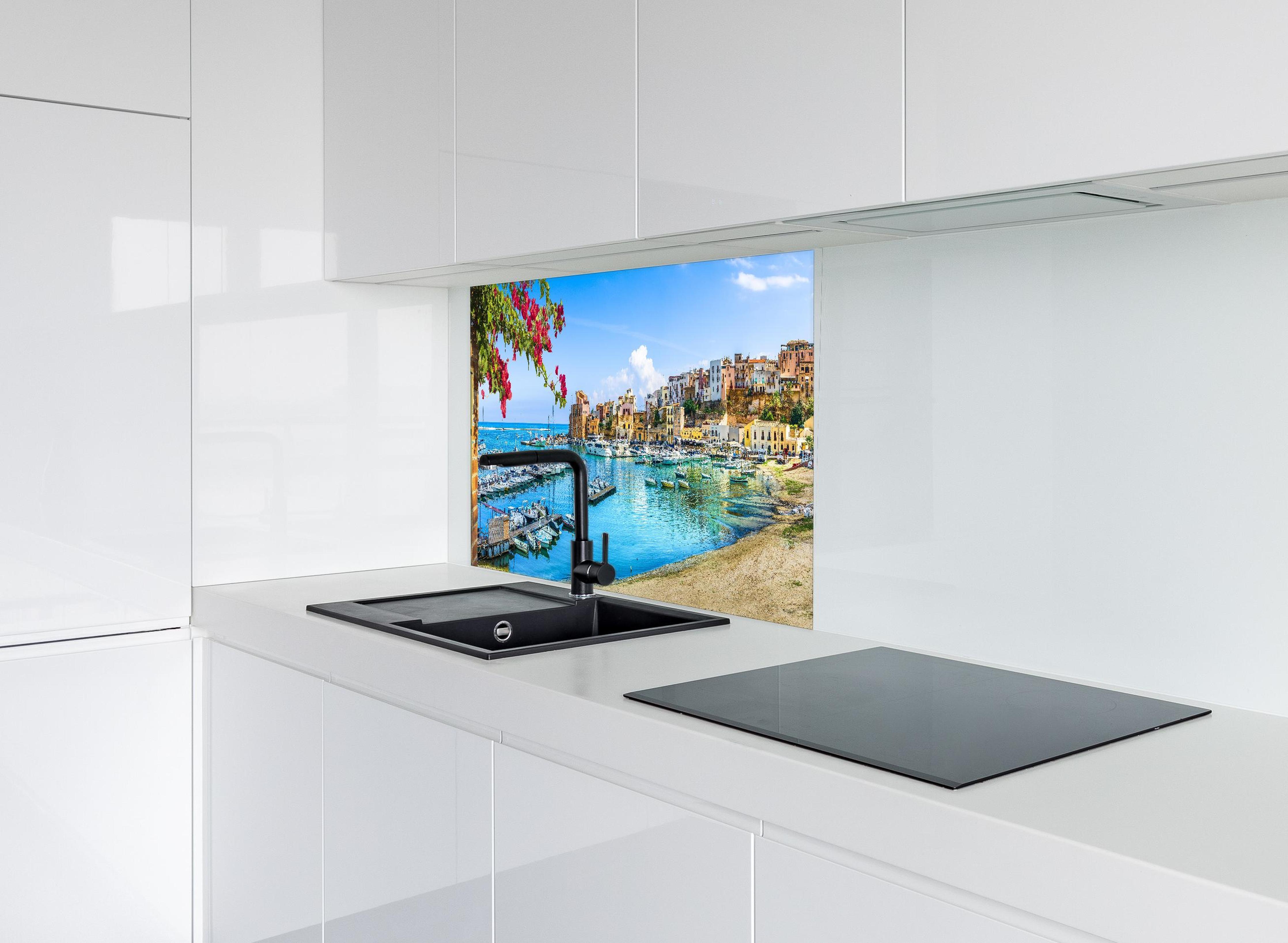 Spritzschutz - Sizilianische Hafenstadt Castellammare del Golfo hinter modernem schwarz-matten Spülbecken in weißer Hochglanz-Küche