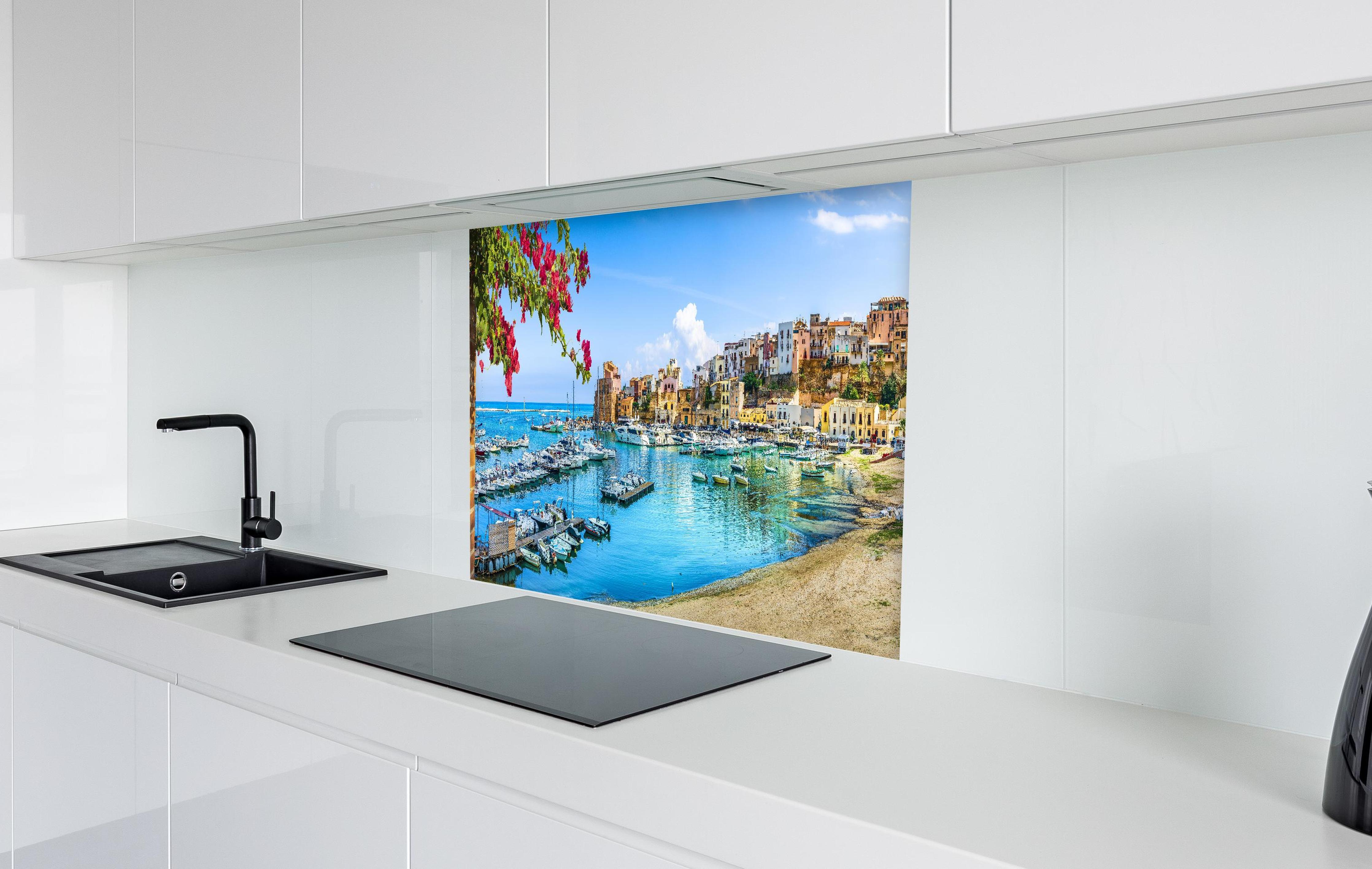 Spritzschutz - Sizilianische Hafenstadt Castellammare del Golfo in weißer Hochglanz-Küche hinter einem Cerankochfeld