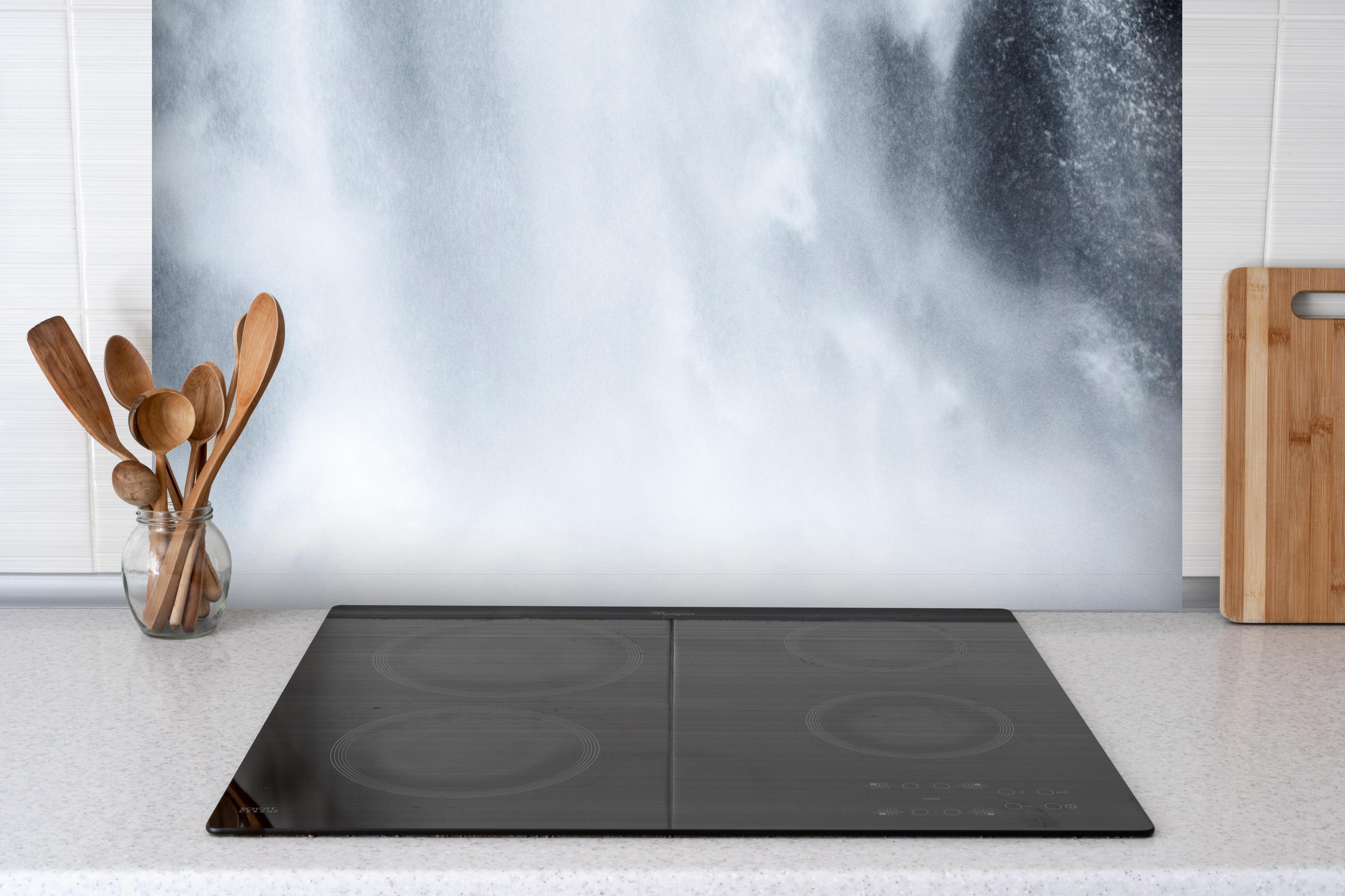 Spritzschutz - Skjervefossen Wasserfall hinter einem Cerankochfeld zwischen Holz-Kochutensilien