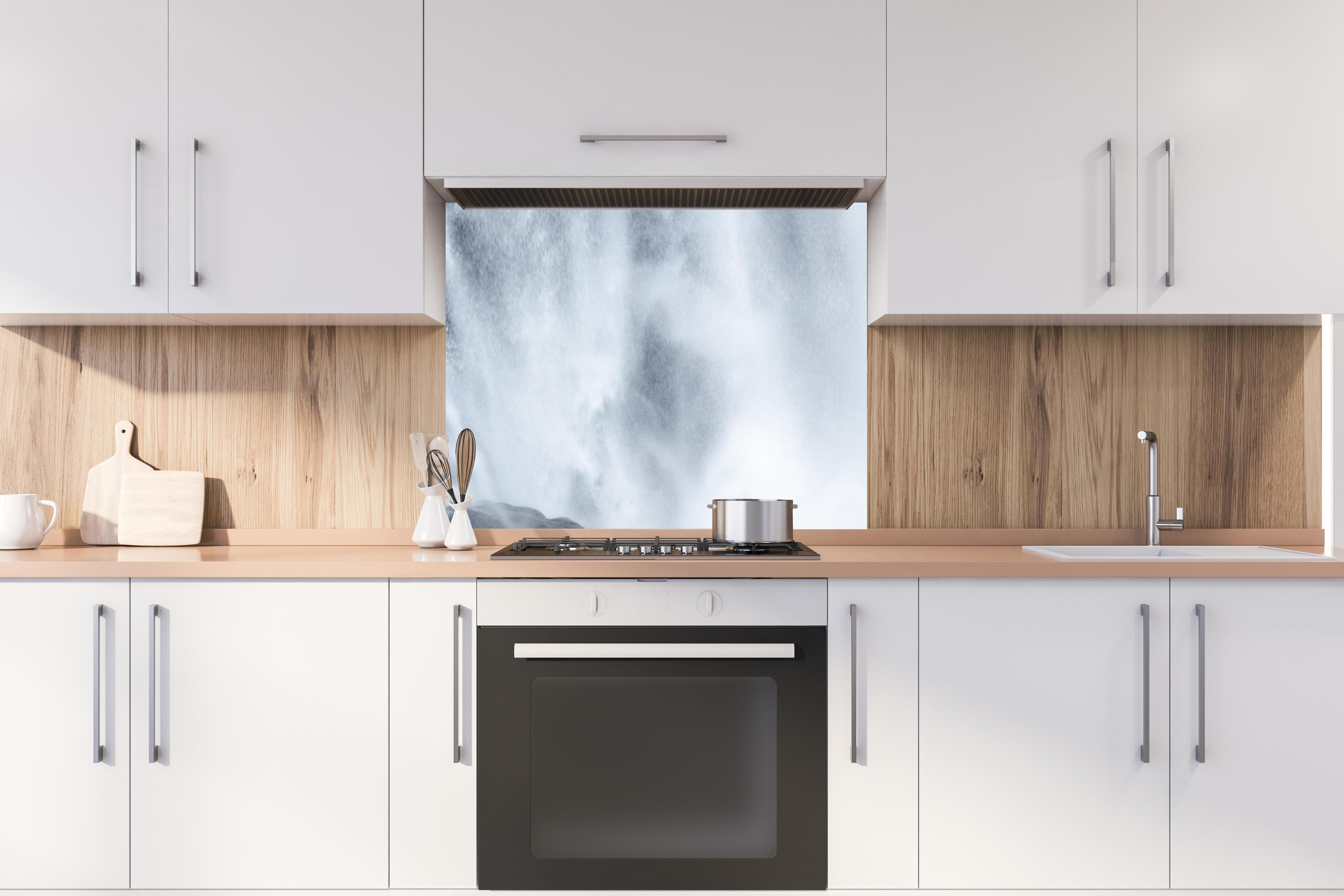 Spritzschutz - Skjervefossen Wasserfall hinter stilvollem Gasherd unter Dunstabzugshaube