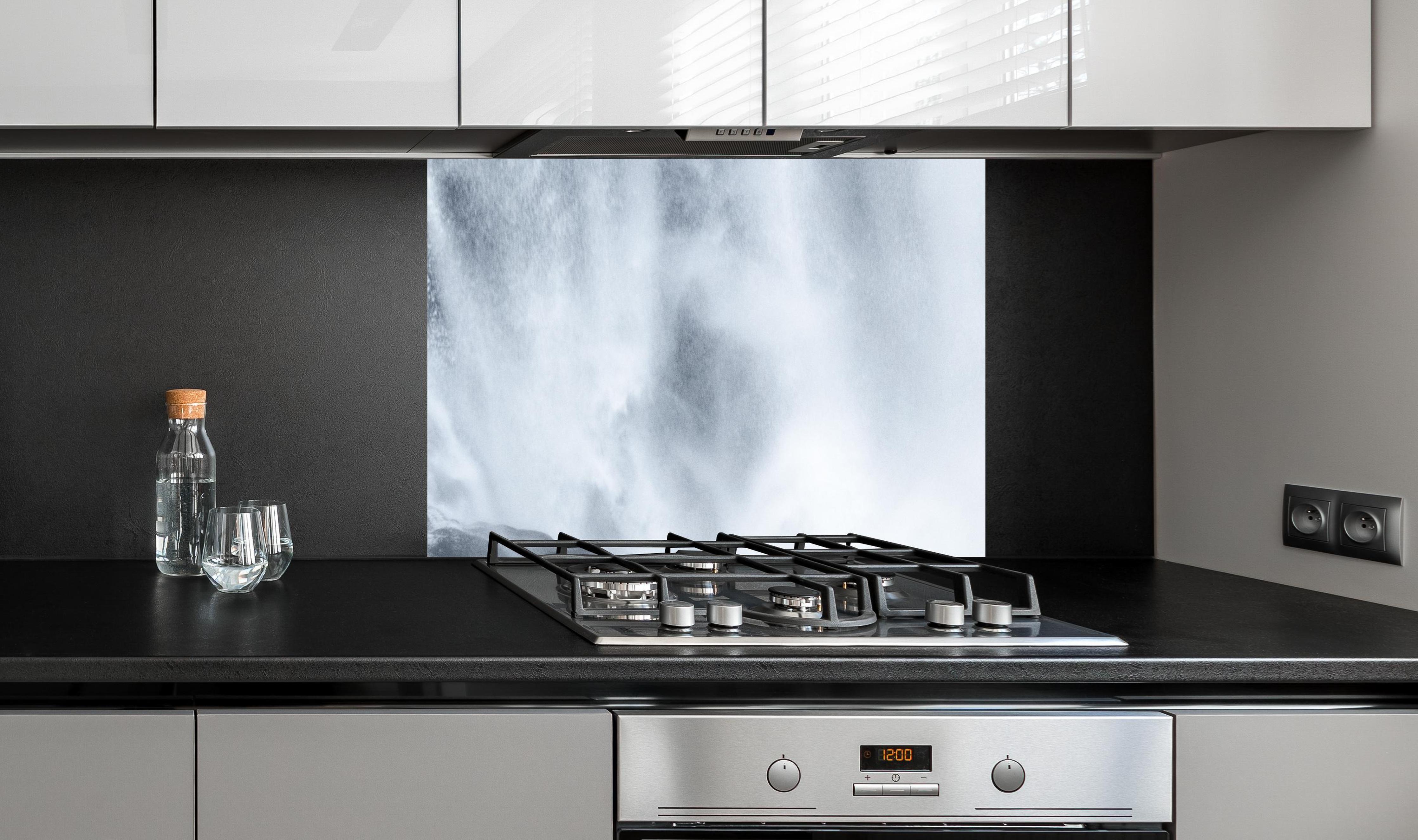 Spritzschutz - Skjervefossen Wasserfall an edler Anthrazit-Wand hinter silbernem Gasherd