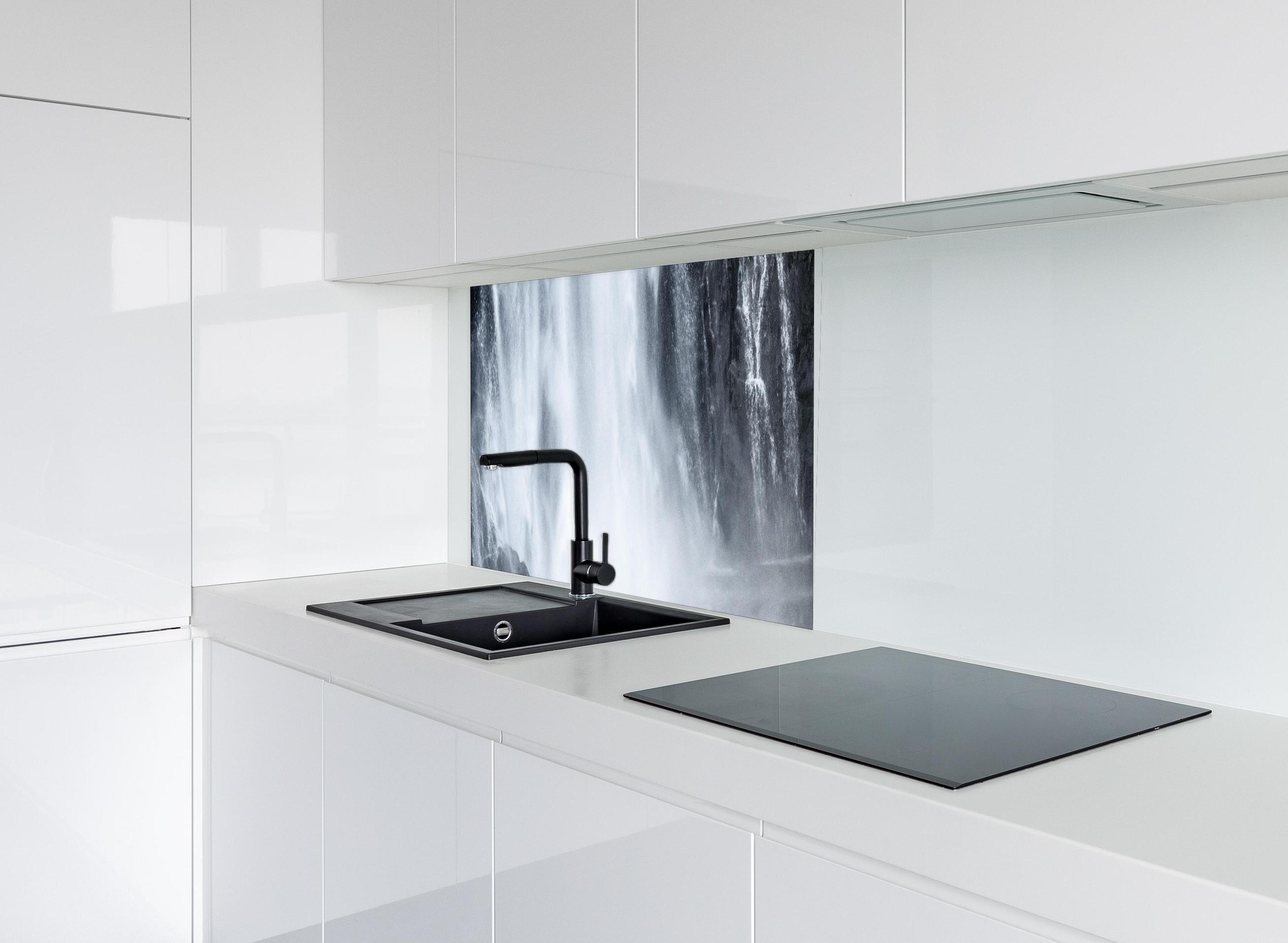 Spritzschutz - Skjervefossen Wasserfall hinter modernem schwarz-matten Spülbecken in weißer Hochglanz-Küche