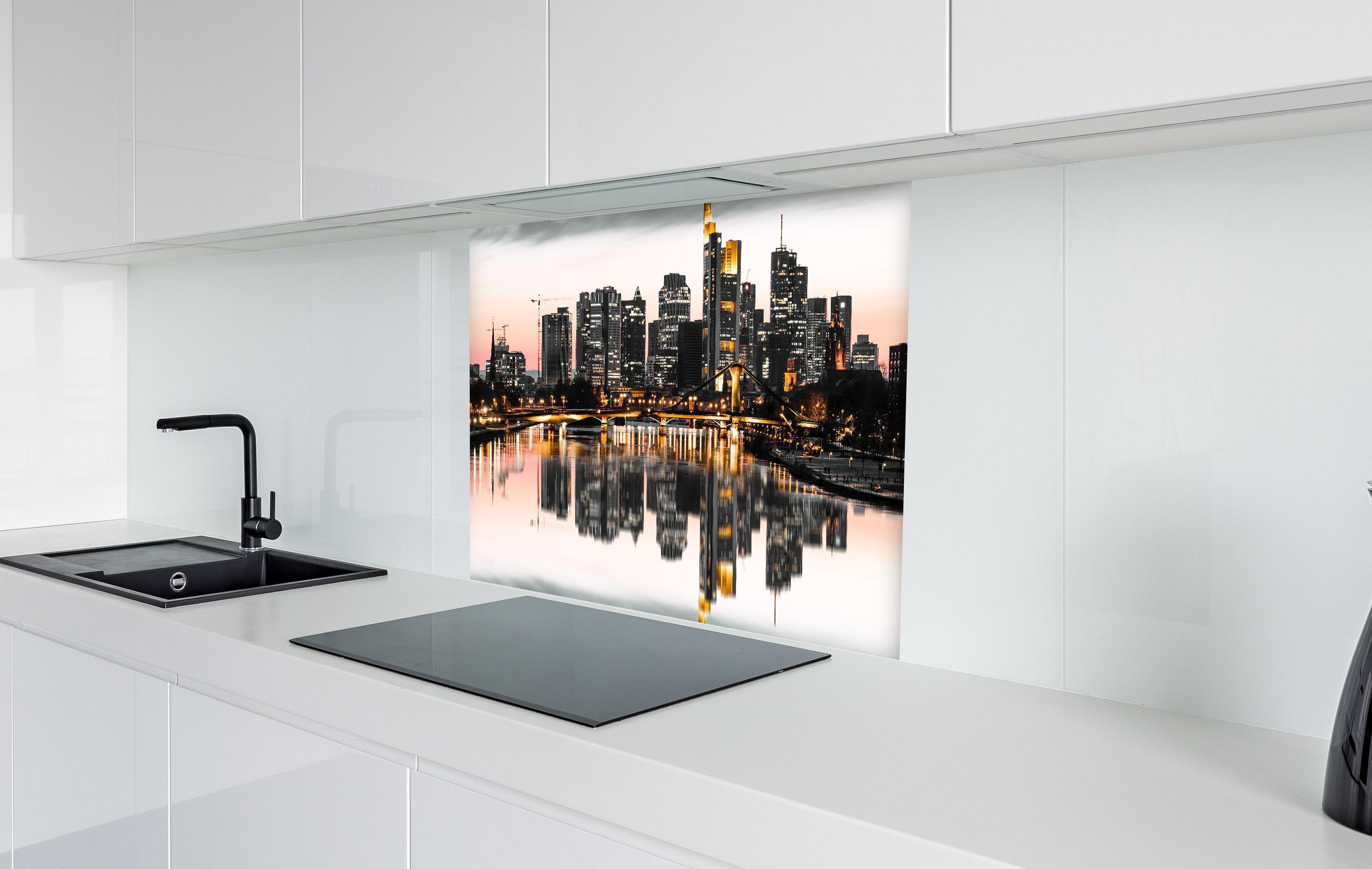 Spritzschutz - Skyline Frankfurt mit Wasser Spiegelung in weißer Hochglanz-Küche hinter einem Cerankochfeld