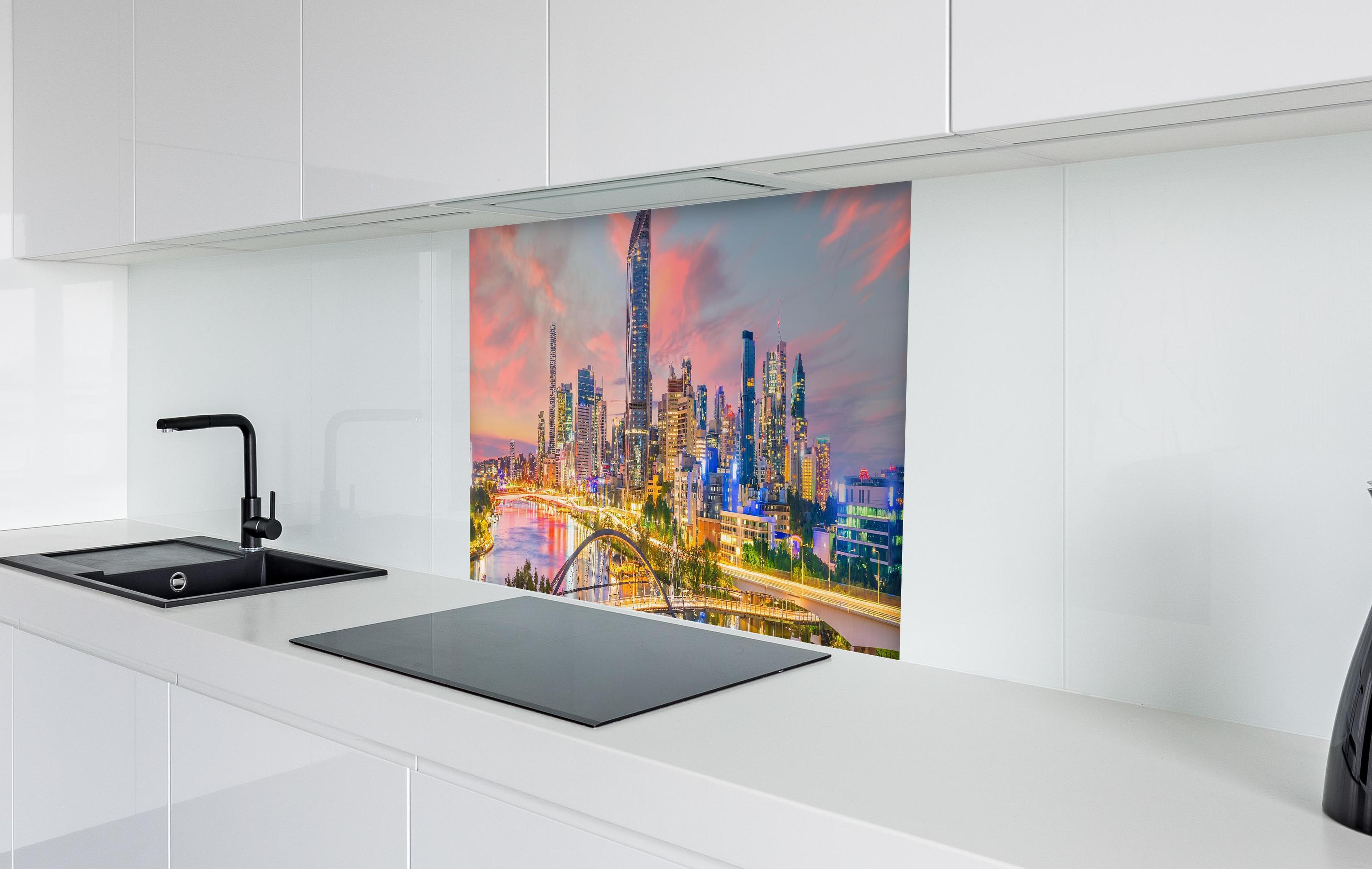 Spritzschutz - Skyline von Brisbane bei Sonnenuntergang in weißer Hochglanz-Küche hinter einem Cerankochfeld