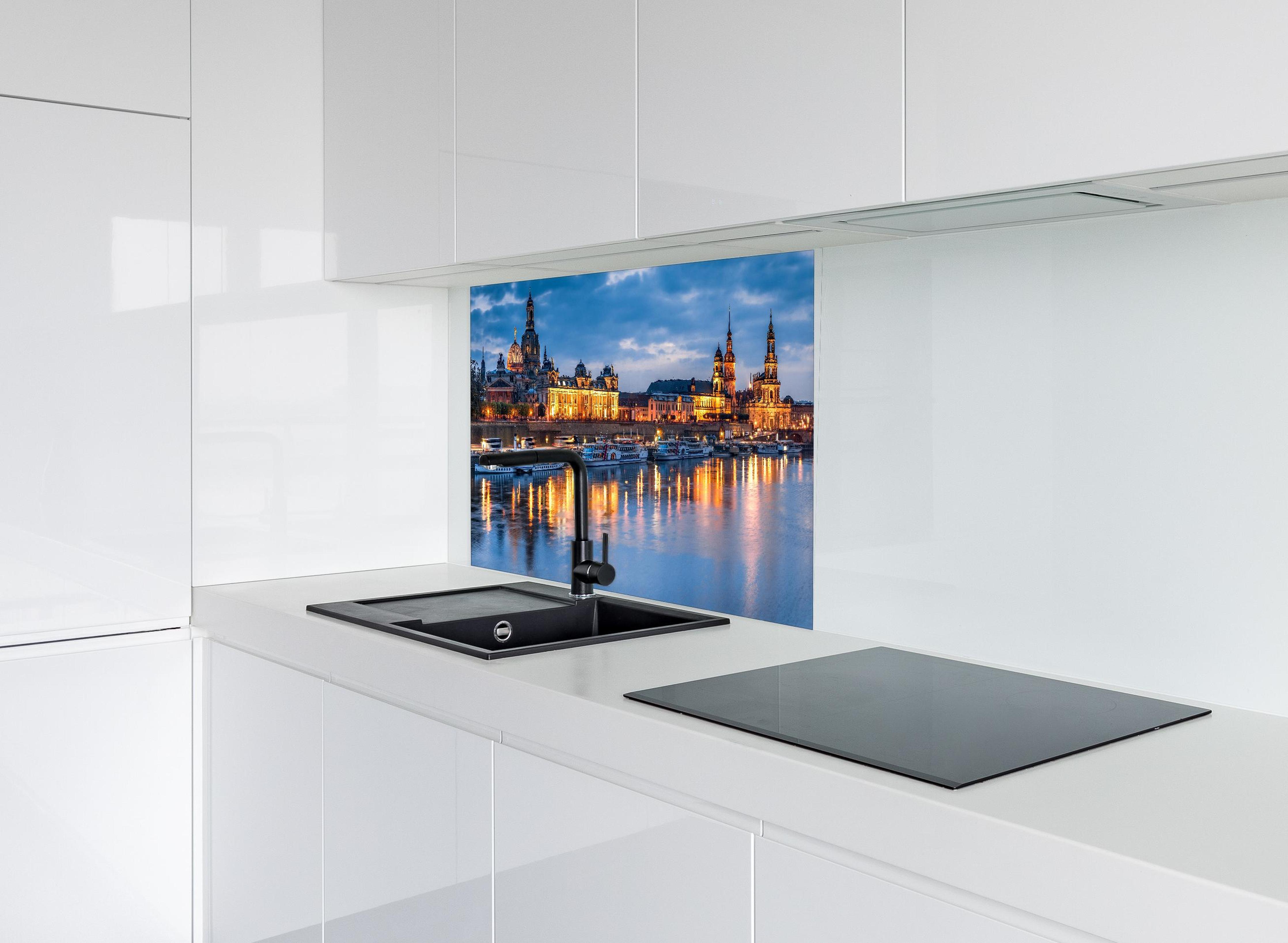 Spritzschutz - Skyline von Dresden am Elbufer bei Nacht hinter modernem schwarz-matten Spülbecken in weißer Hochglanz-Küche