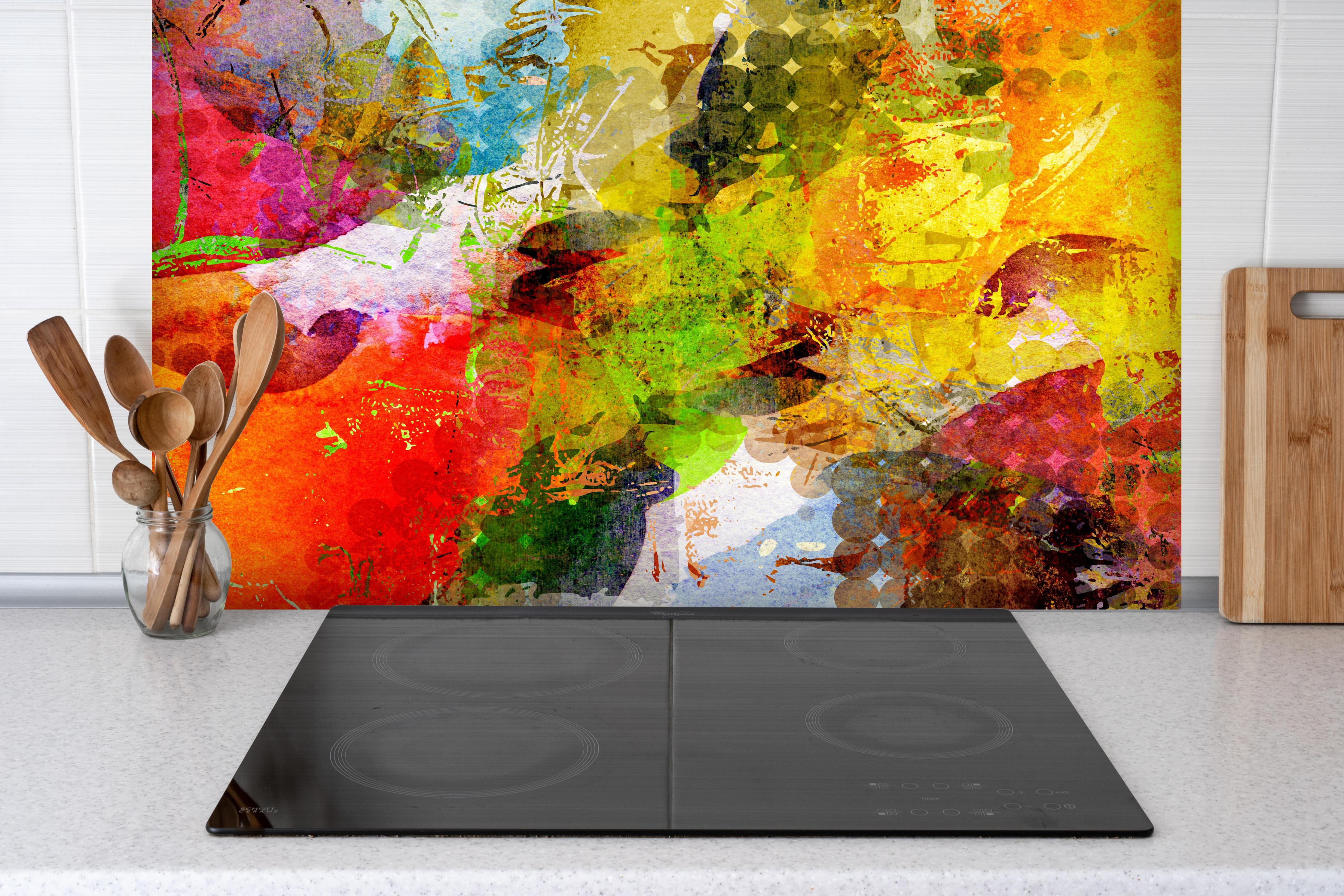 Spritzschutz - Sommerfarben im Graffiti-Stil hinter einem Cerankochfeld zwischen Holz-Kochutensilien