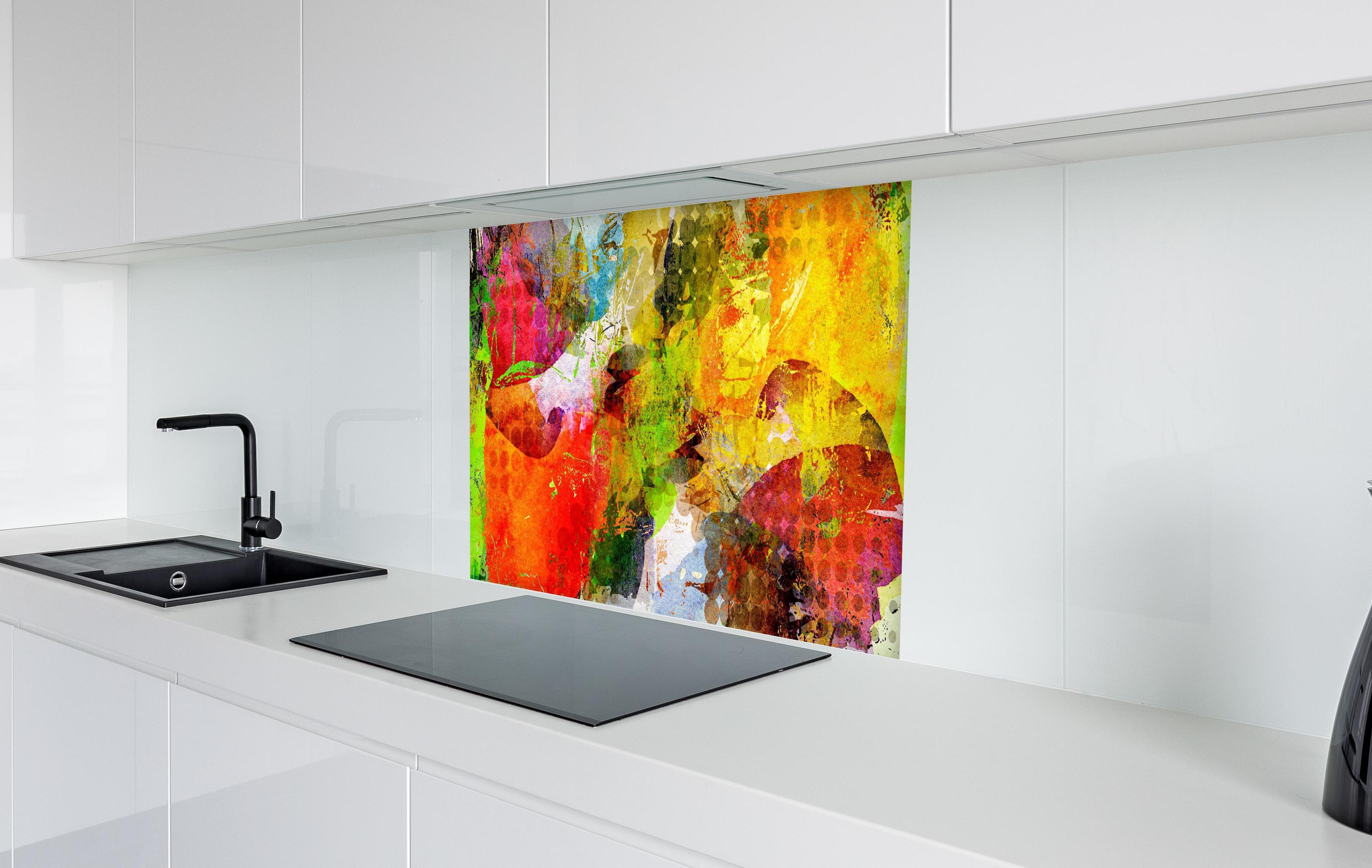 Spritzschutz - Sommerfarben im Graffiti-Stil in weißer Hochglanz-Küche hinter einem Cerankochfeld
