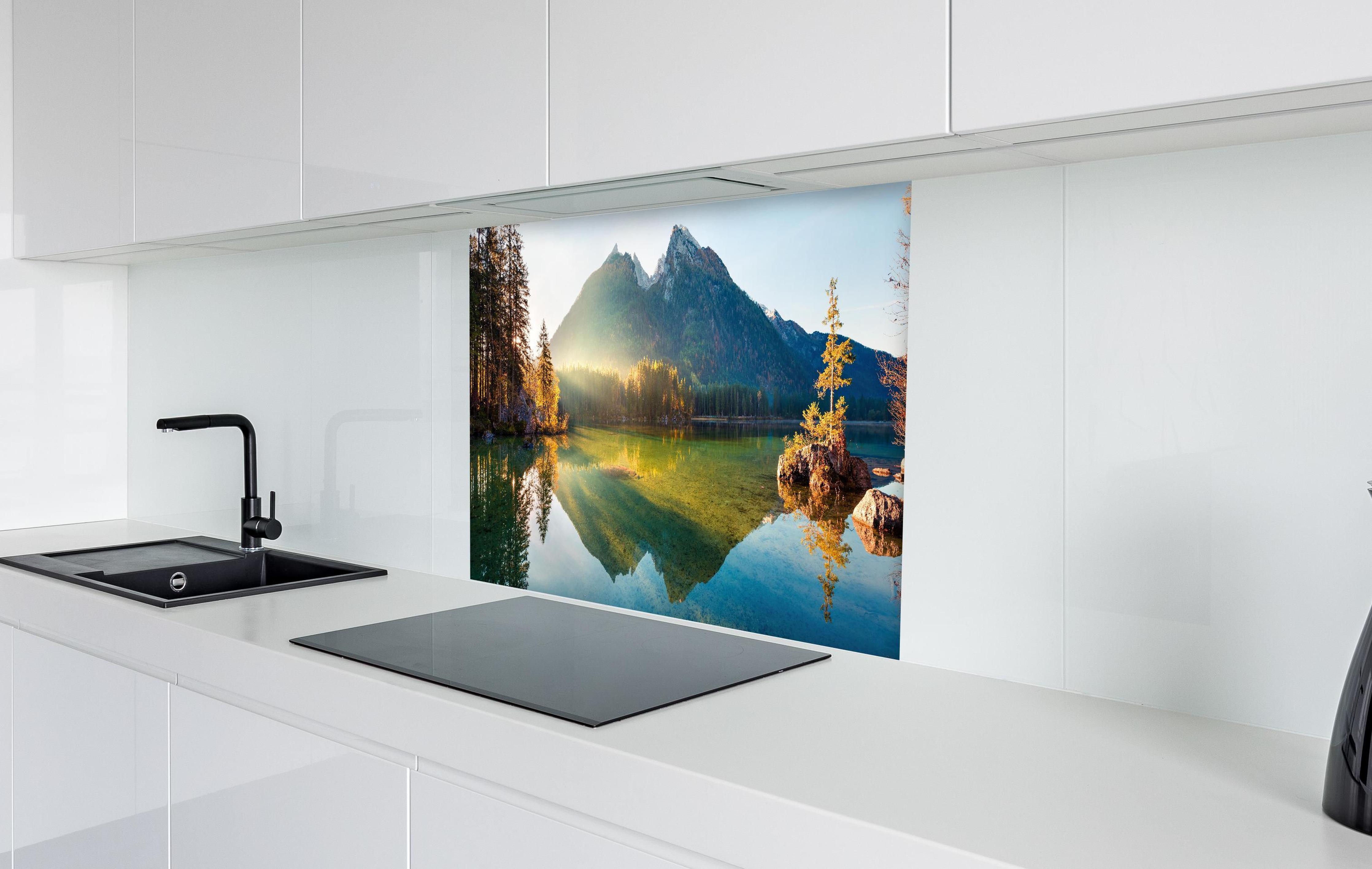 Spritzschutz - Sonnenaufgang am Hintersee in weißer Hochglanz-Küche hinter einem Cerankochfeld