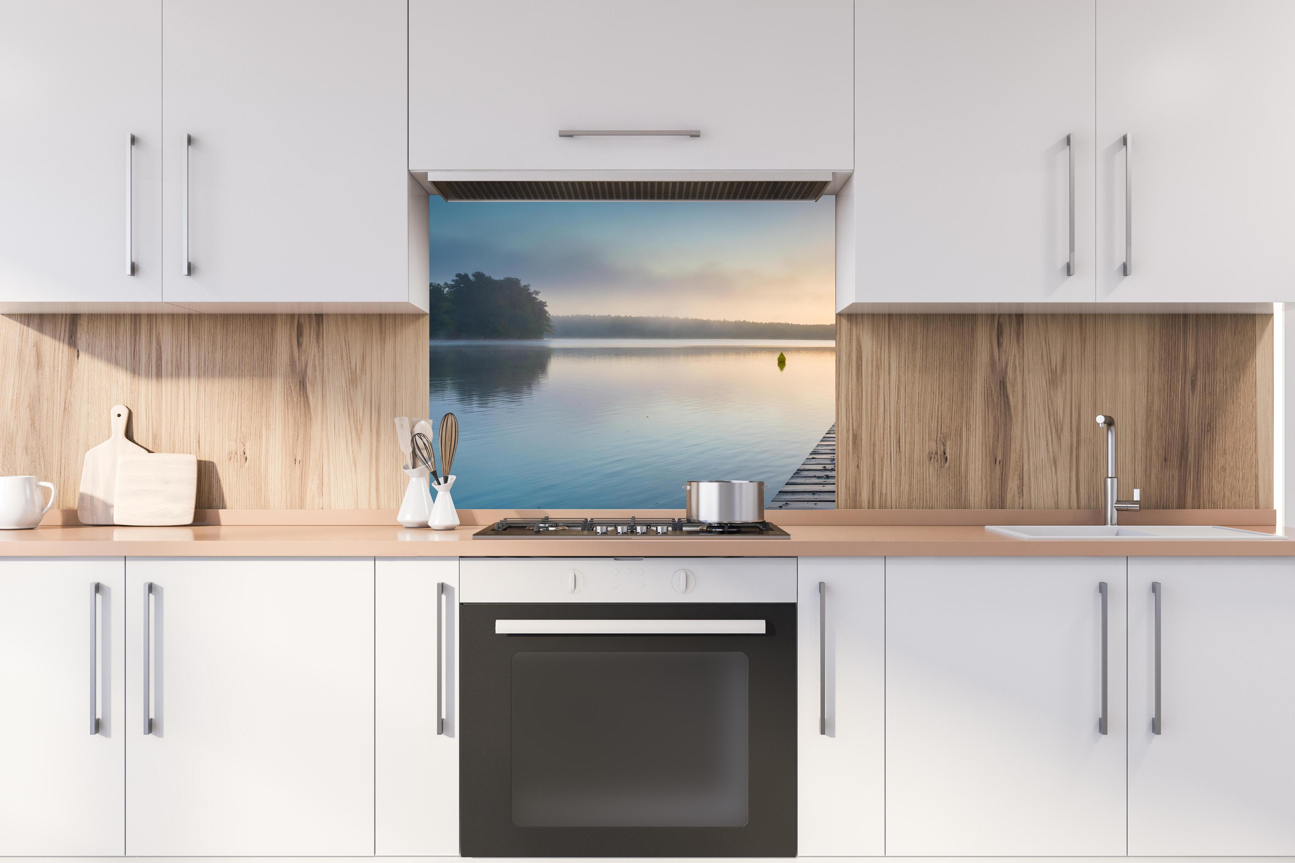 Spritzschutz - Sonnenaufgang am See mit Nebel hinter stilvollem Gasherd unter Dunstabzugshaube