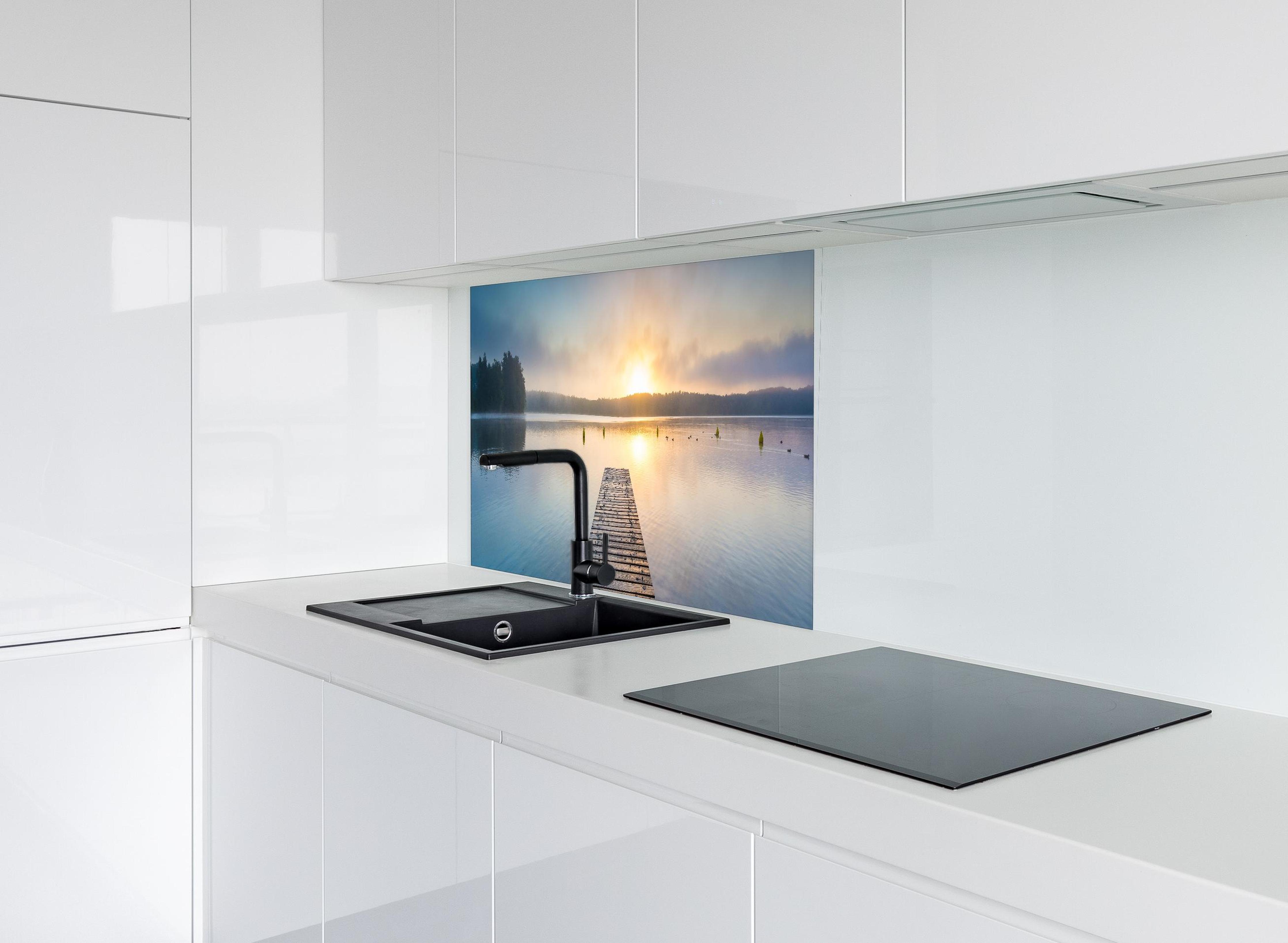 Spritzschutz - Sonnenaufgang am See mit Nebel hinter modernem schwarz-matten Spülbecken in weißer Hochglanz-Küche