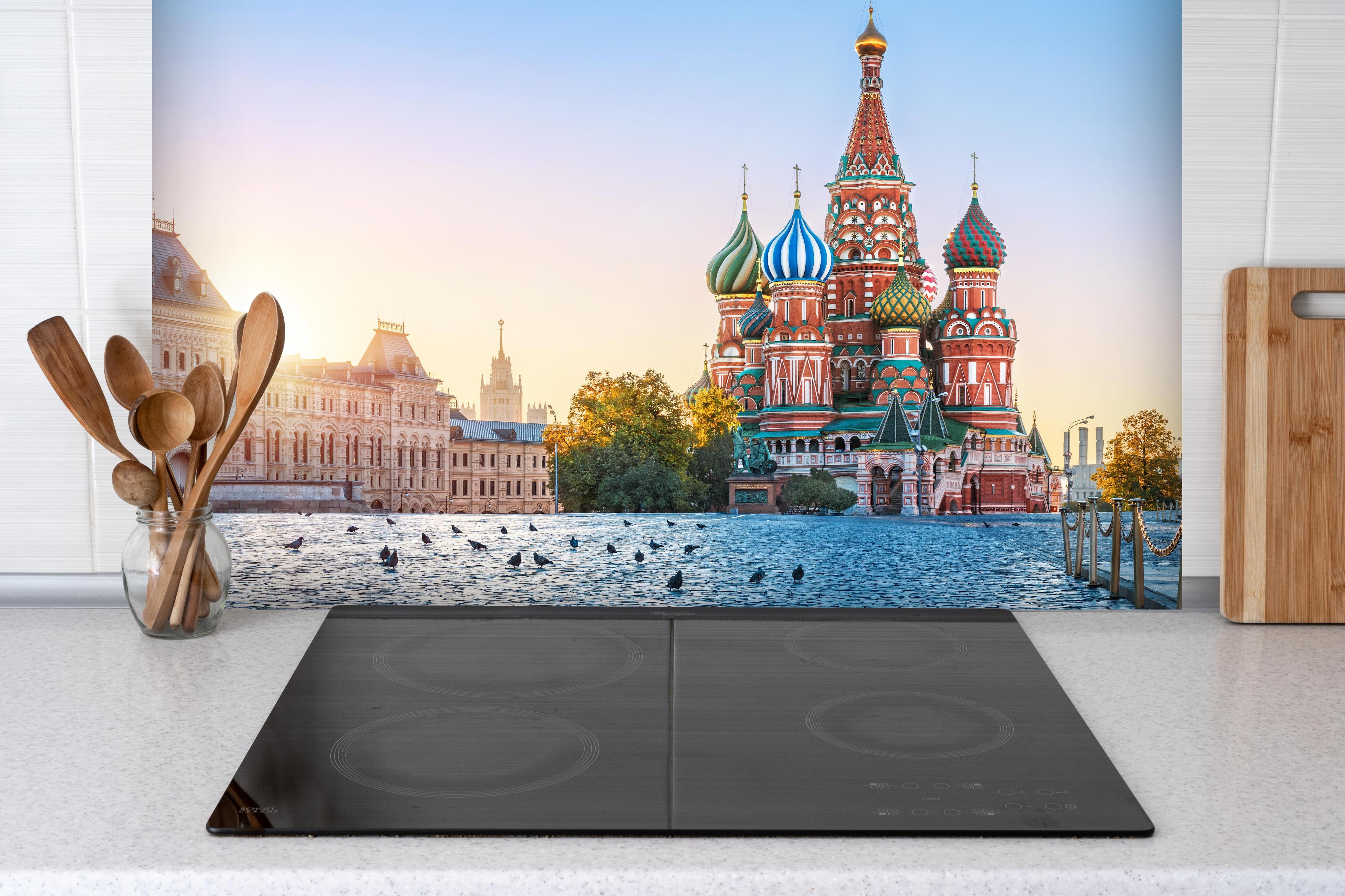 Spritzschutz - Sonnenaufgang an der Basilius-Kathedrale hinter einem Cerankochfeld zwischen Holz-Kochutensilien