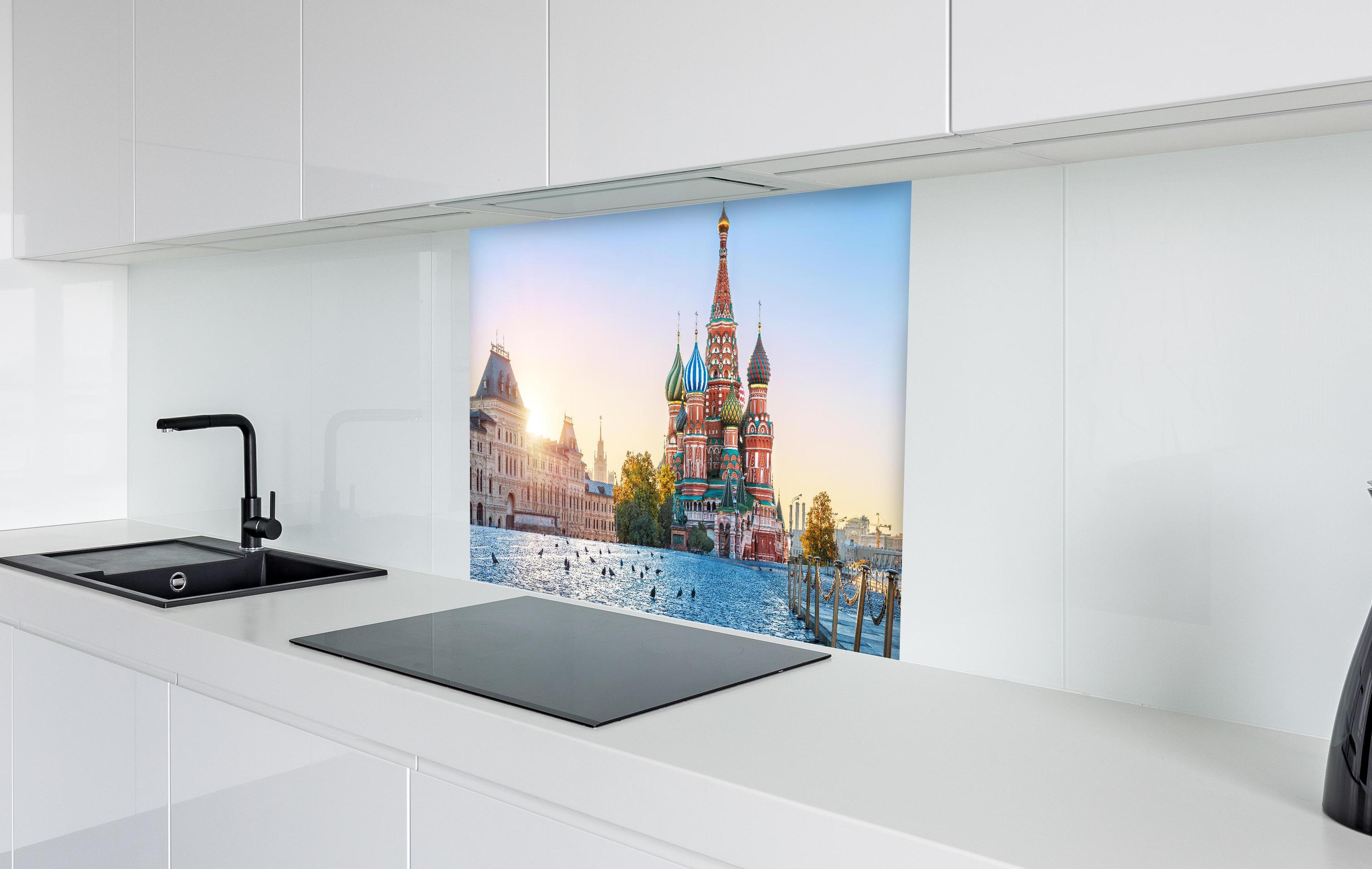 Spritzschutz - Sonnenaufgang an der Basilius-Kathedrale in weißer Hochglanz-Küche hinter einem Cerankochfeld