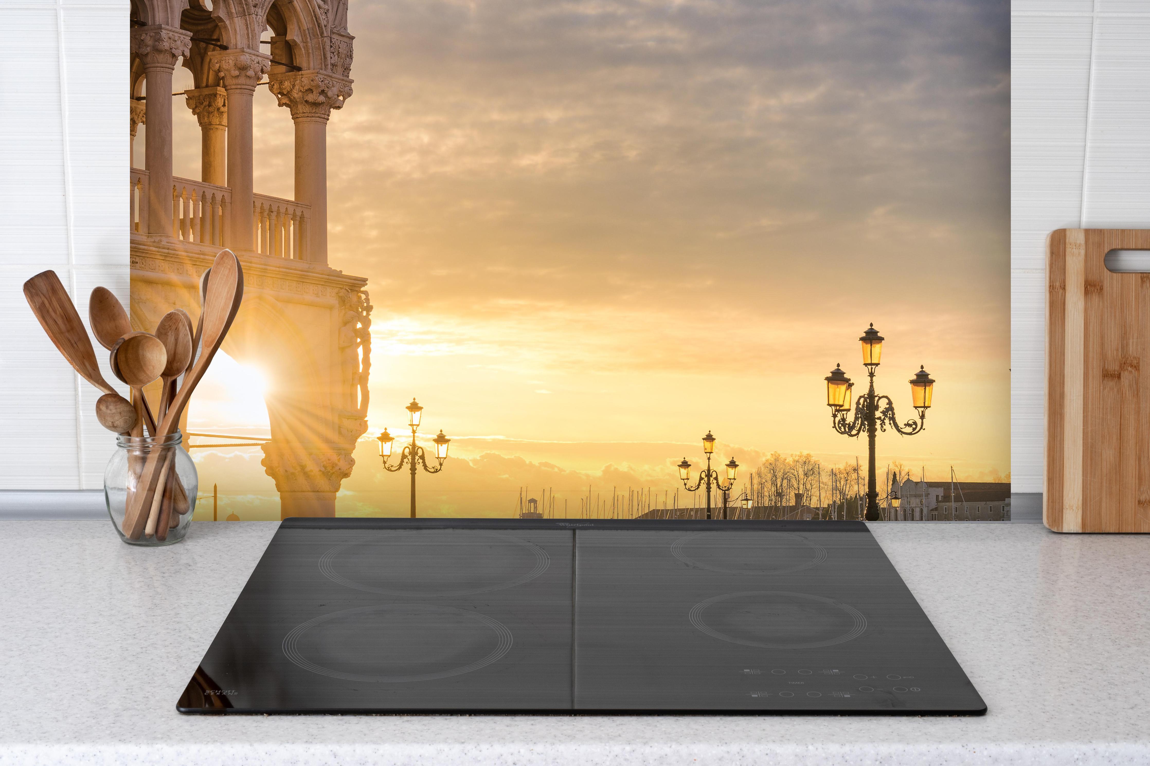 Spritzschutz - Sonnenaufgang auf dem Markusplatz - Venedig hinter einem Cerankochfeld zwischen Holz-Kochutensilien