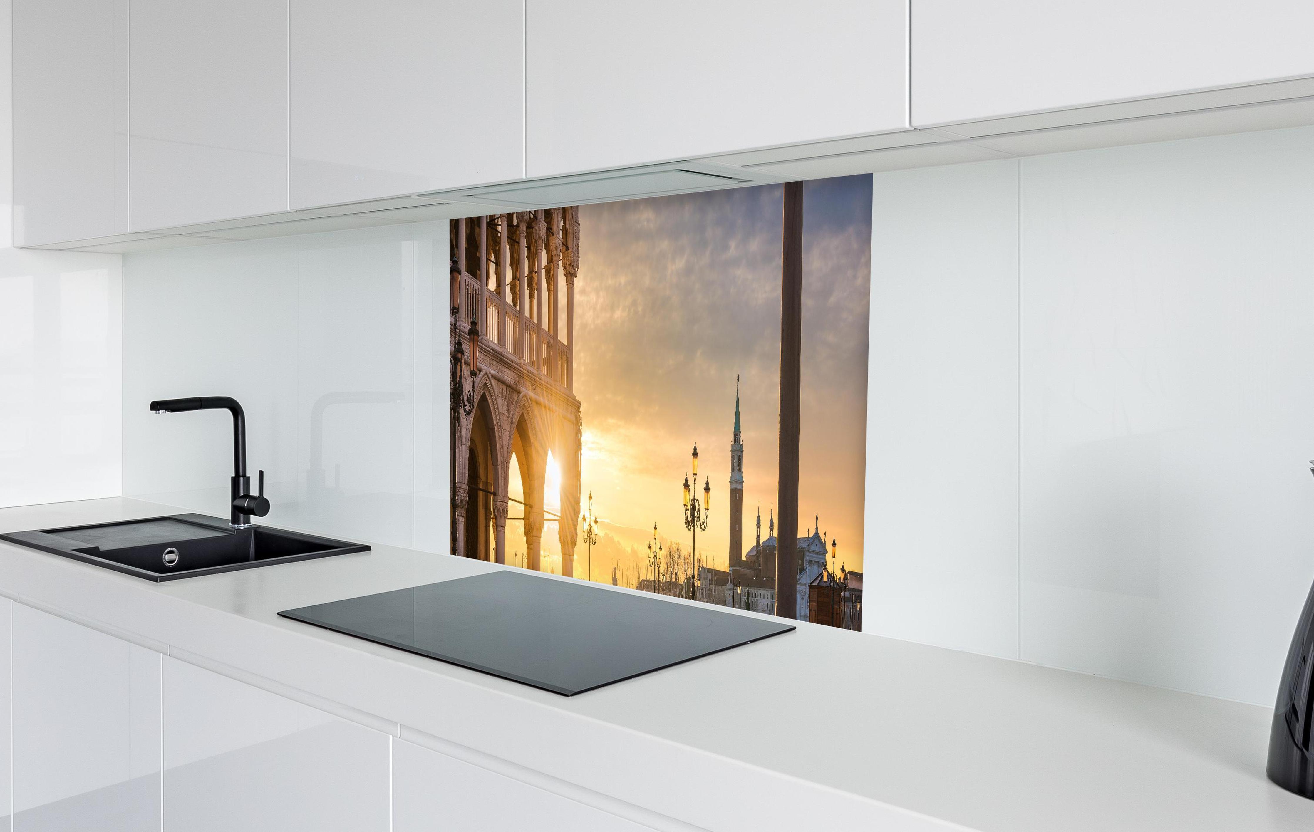 Spritzschutz - Sonnenaufgang auf dem Markusplatz - Venedig in weißer Hochglanz-Küche hinter einem Cerankochfeld