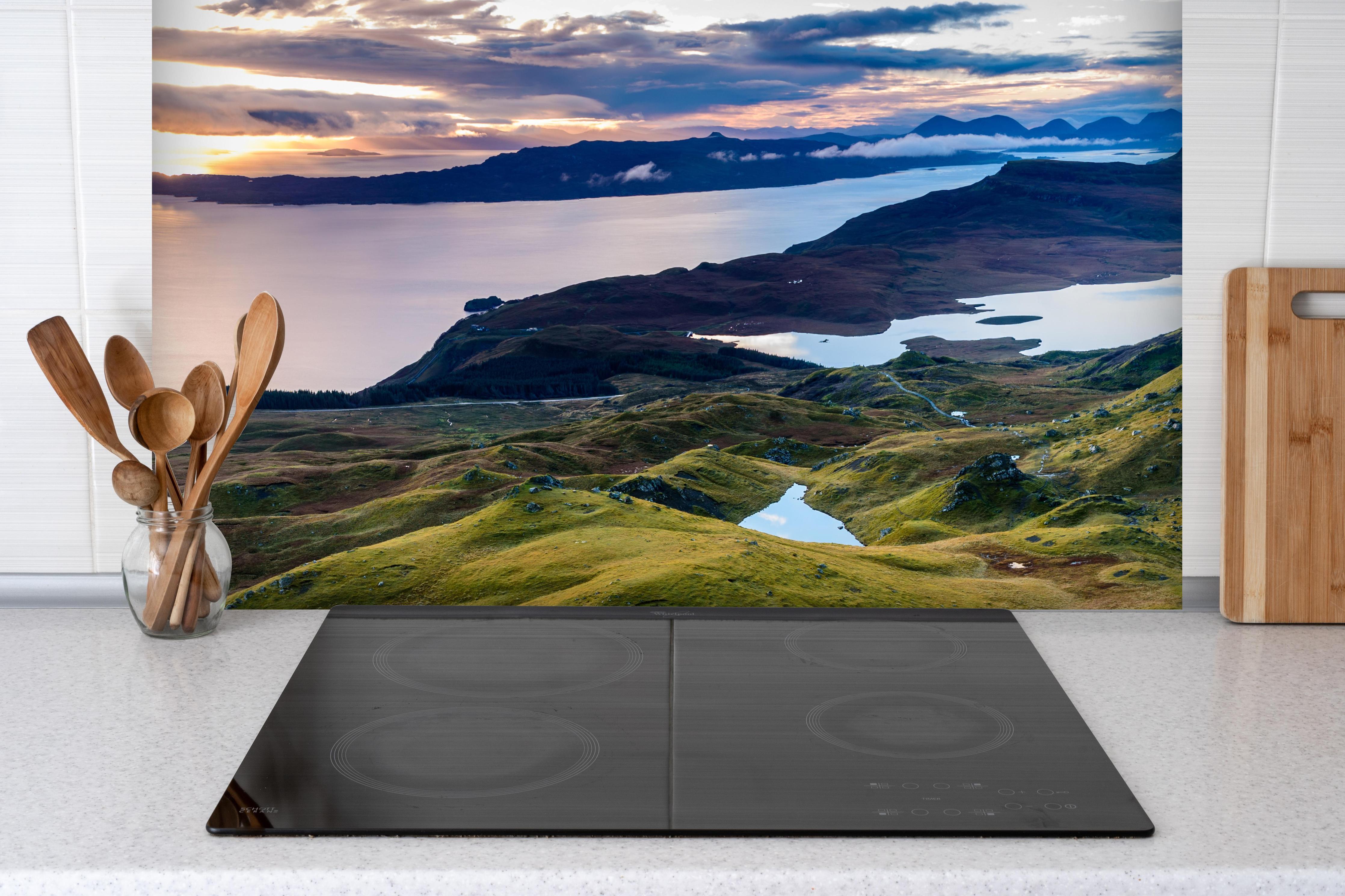 Spritzschutz - Sonnenaufgang auf der Isle of Skye hinter einem Cerankochfeld zwischen Holz-Kochutensilien
