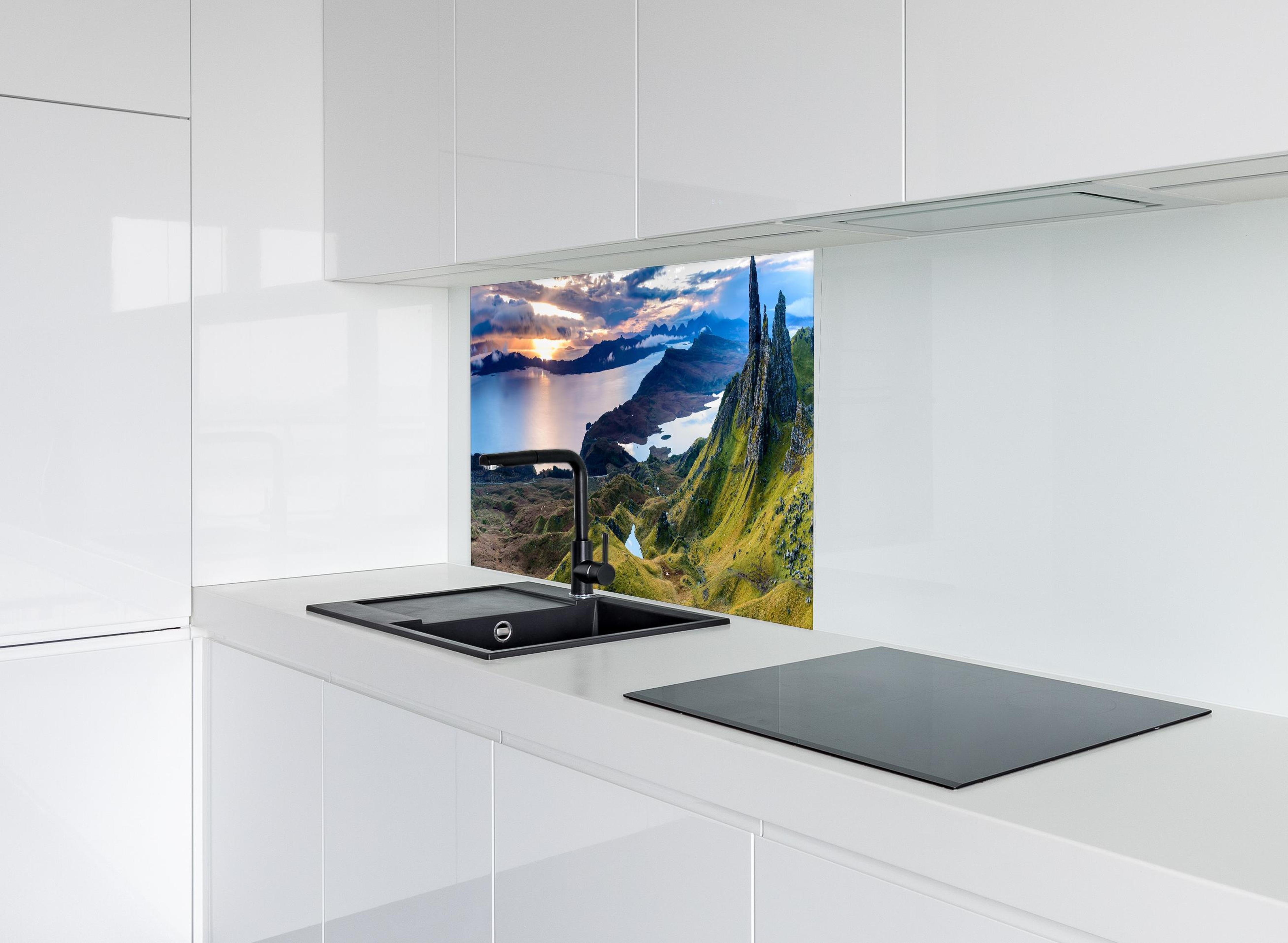 Spritzschutz - Sonnenaufgang auf der Isle of Skye hinter modernem schwarz-matten Spülbecken in weißer Hochglanz-Küche
