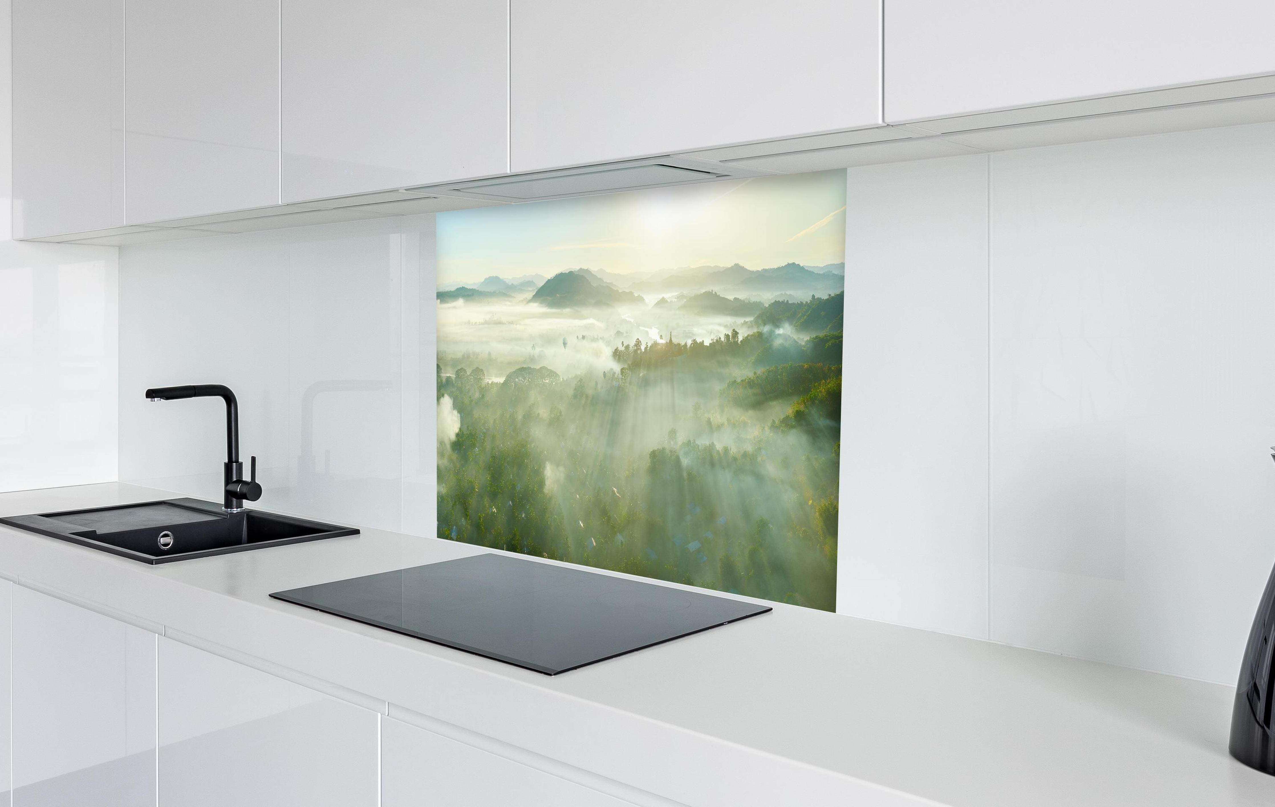 Spritzschutz - Sonnenaufgang in den Bergen Myanmars in weißer Hochglanz-Küche hinter einem Cerankochfeld