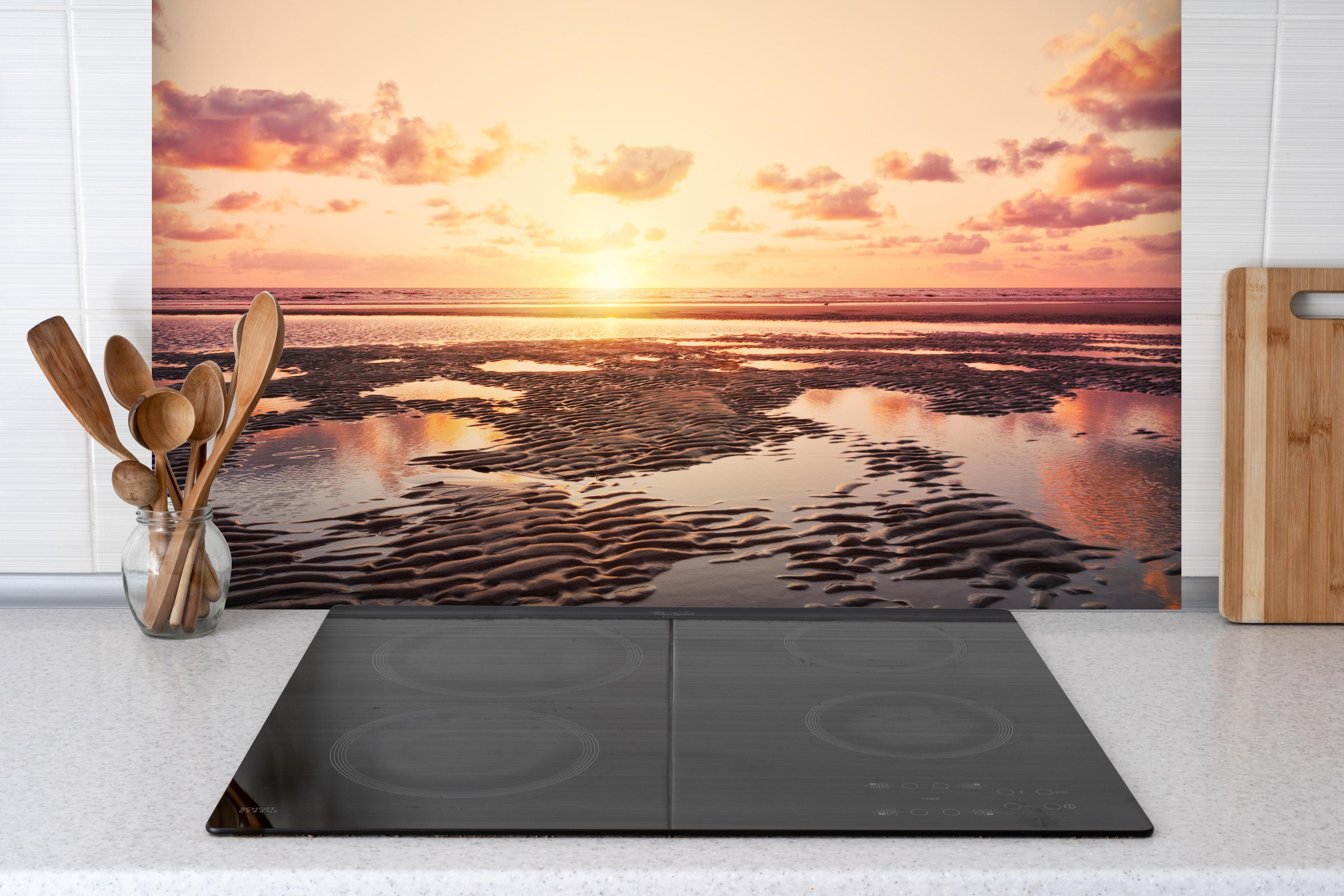 Spritzschutz - Sonnenuntergang - Nordsee hinter einem Cerankochfeld zwischen Holz-Kochutensilien