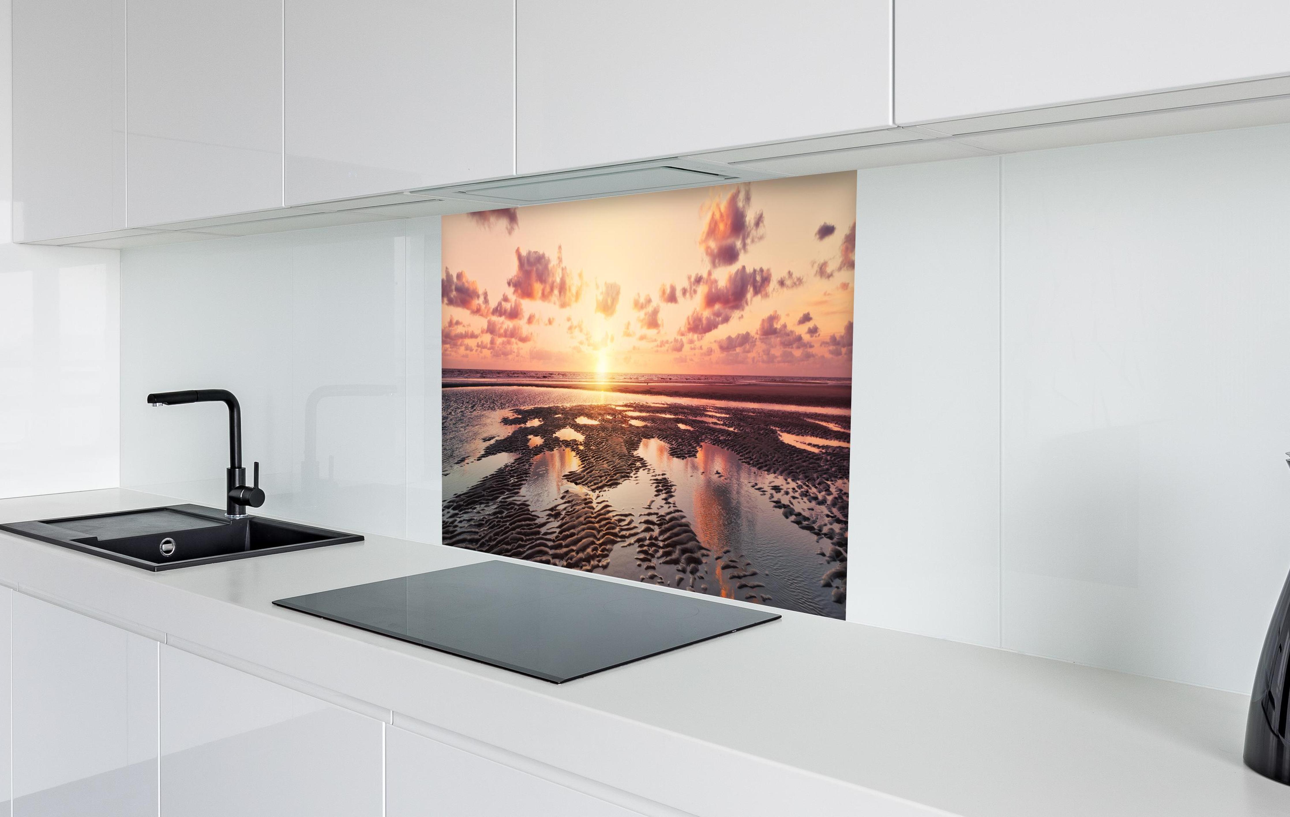 Spritzschutz - Sonnenuntergang - Nordsee in weißer Hochglanz-Küche hinter einem Cerankochfeld