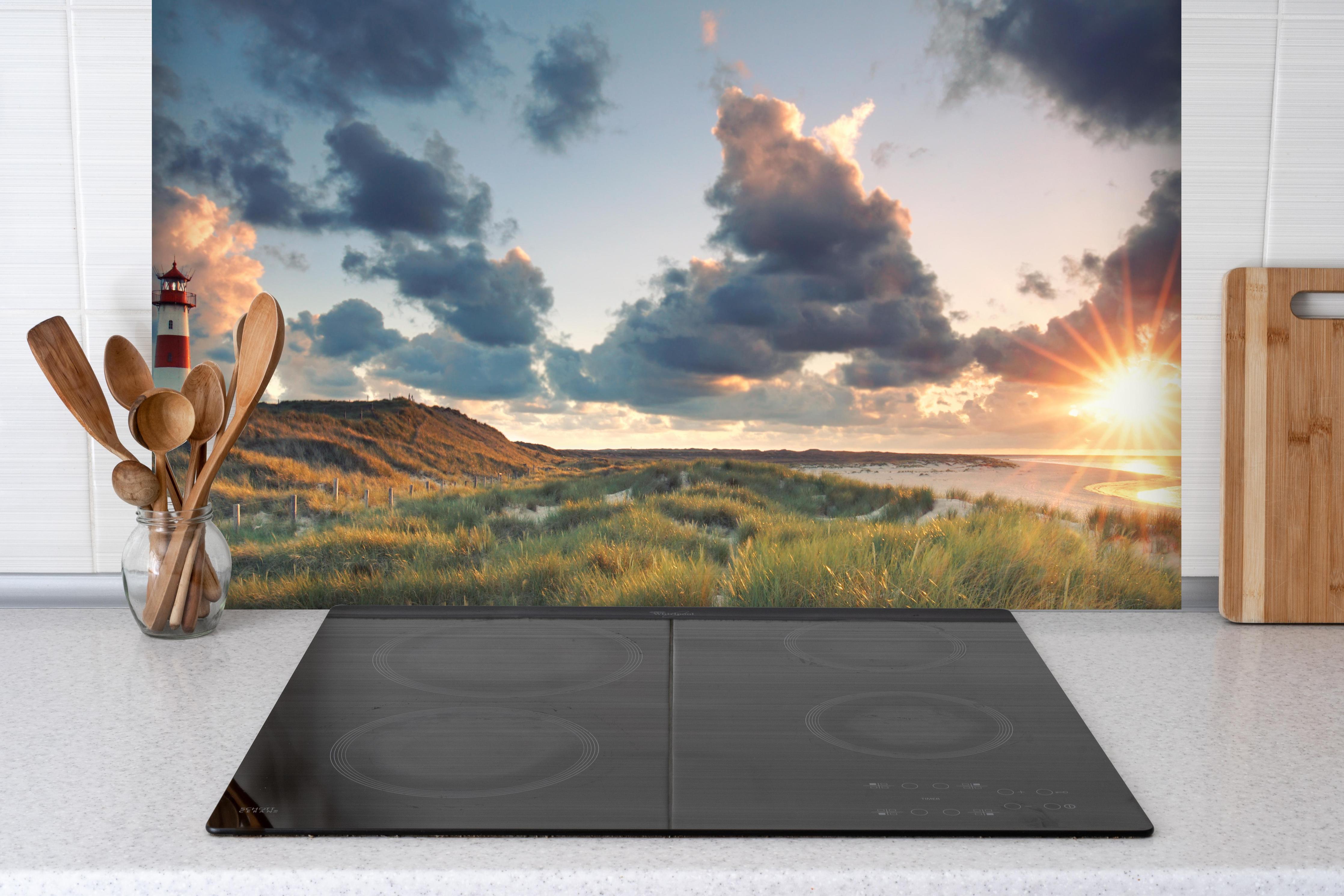 Spritzschutz - Sonnenuntergang Panorama - Sylt hinter einem Cerankochfeld zwischen Holz-Kochutensilien