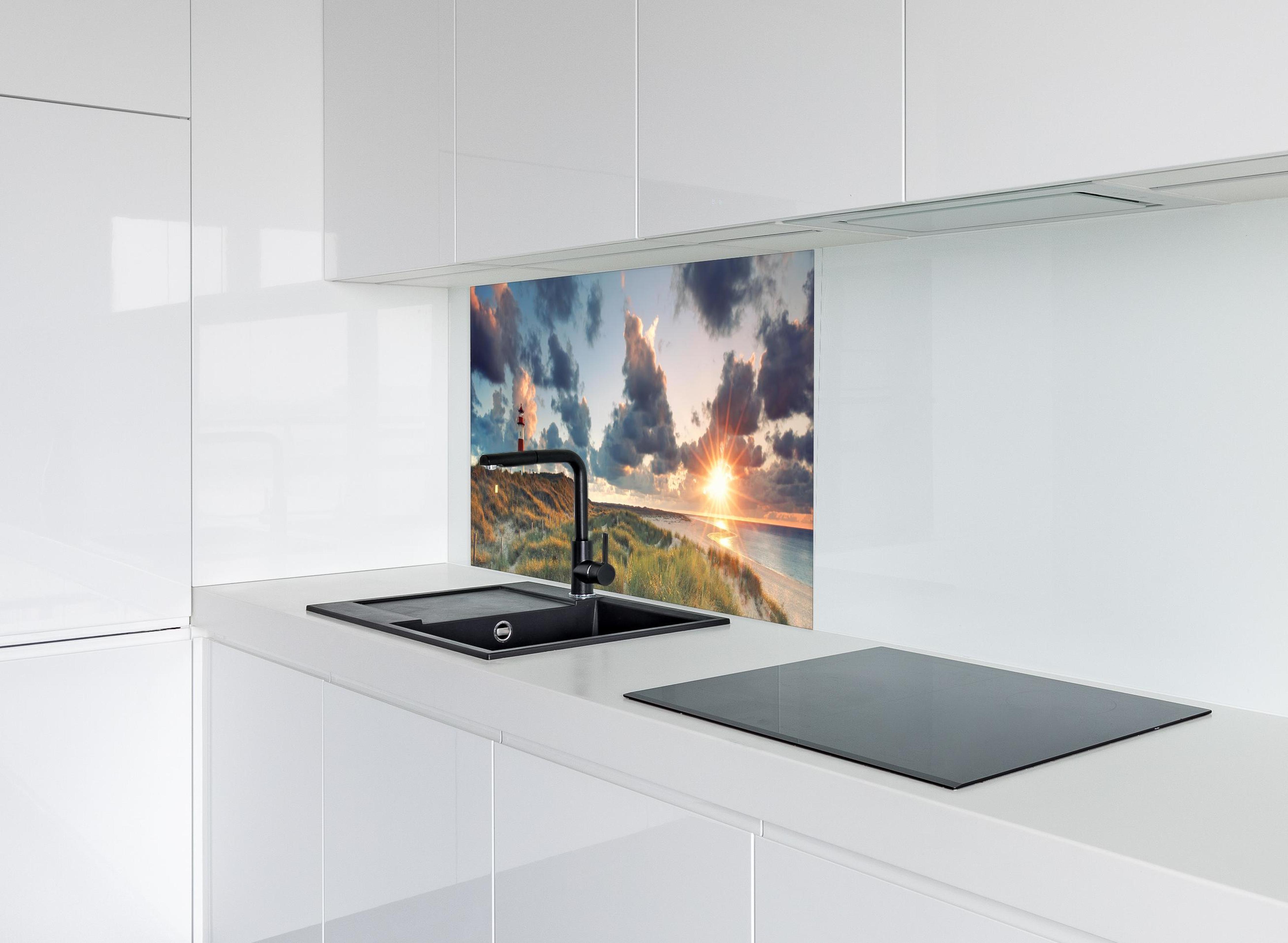 Spritzschutz - Sonnenuntergang Panorama - Sylt hinter modernem schwarz-matten Spülbecken in weißer Hochglanz-Küche