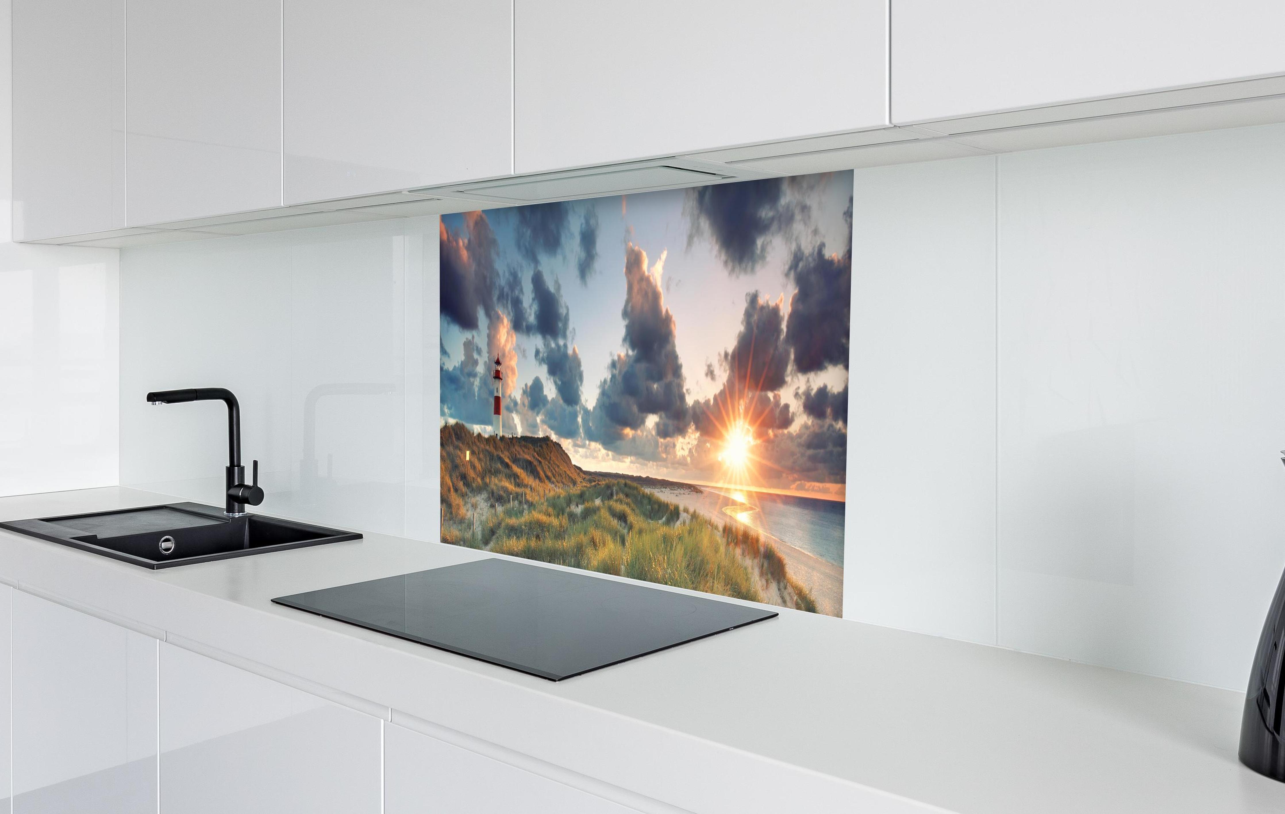 Spritzschutz - Sonnenuntergang Panorama - Sylt in weißer Hochglanz-Küche hinter einem Cerankochfeld