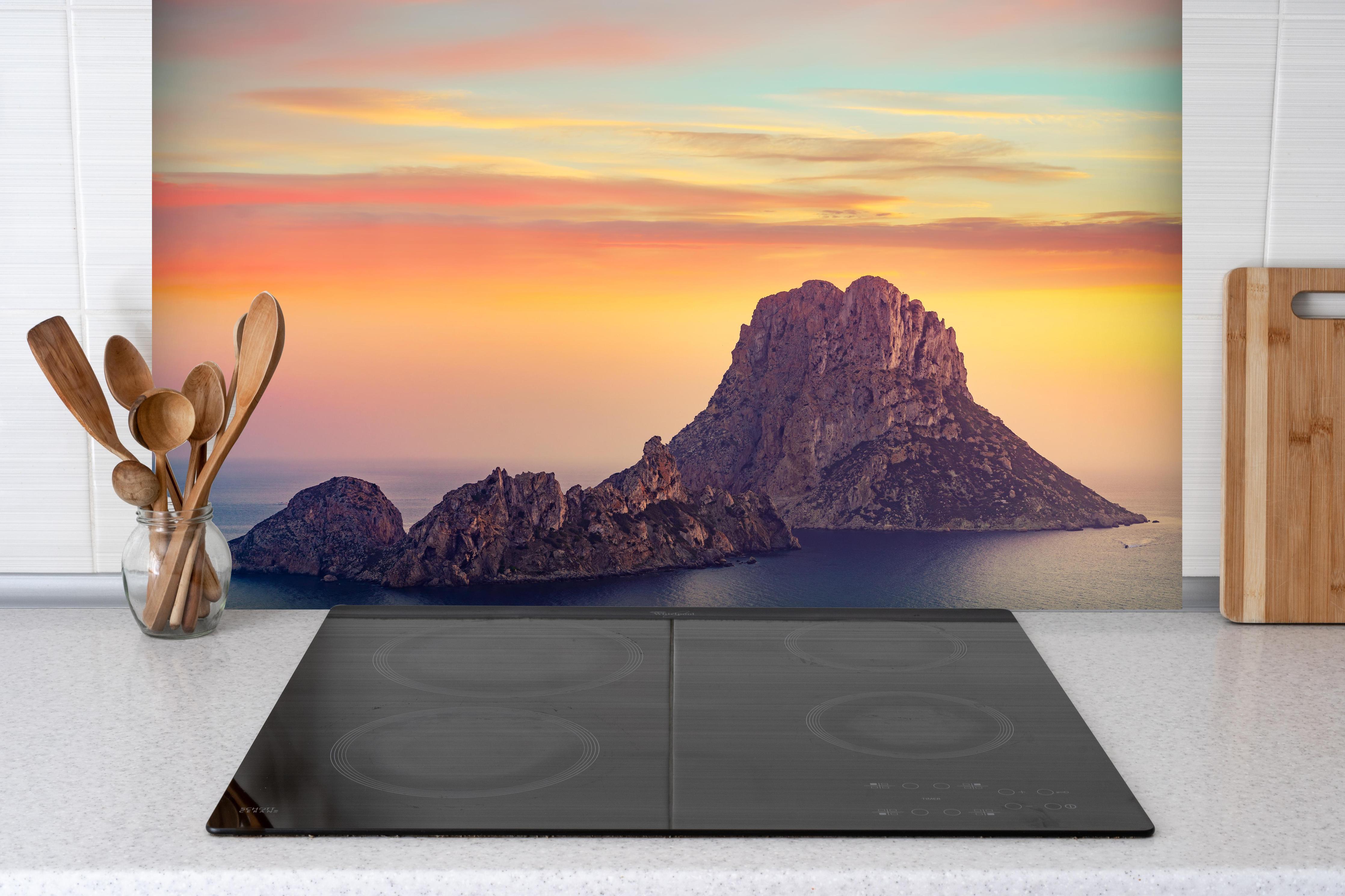 Spritzschutz - Sonnenuntergang auf der Insel Es Vedra auf den Balearen hinter einem Cerankochfeld zwischen Holz-Kochutensilien