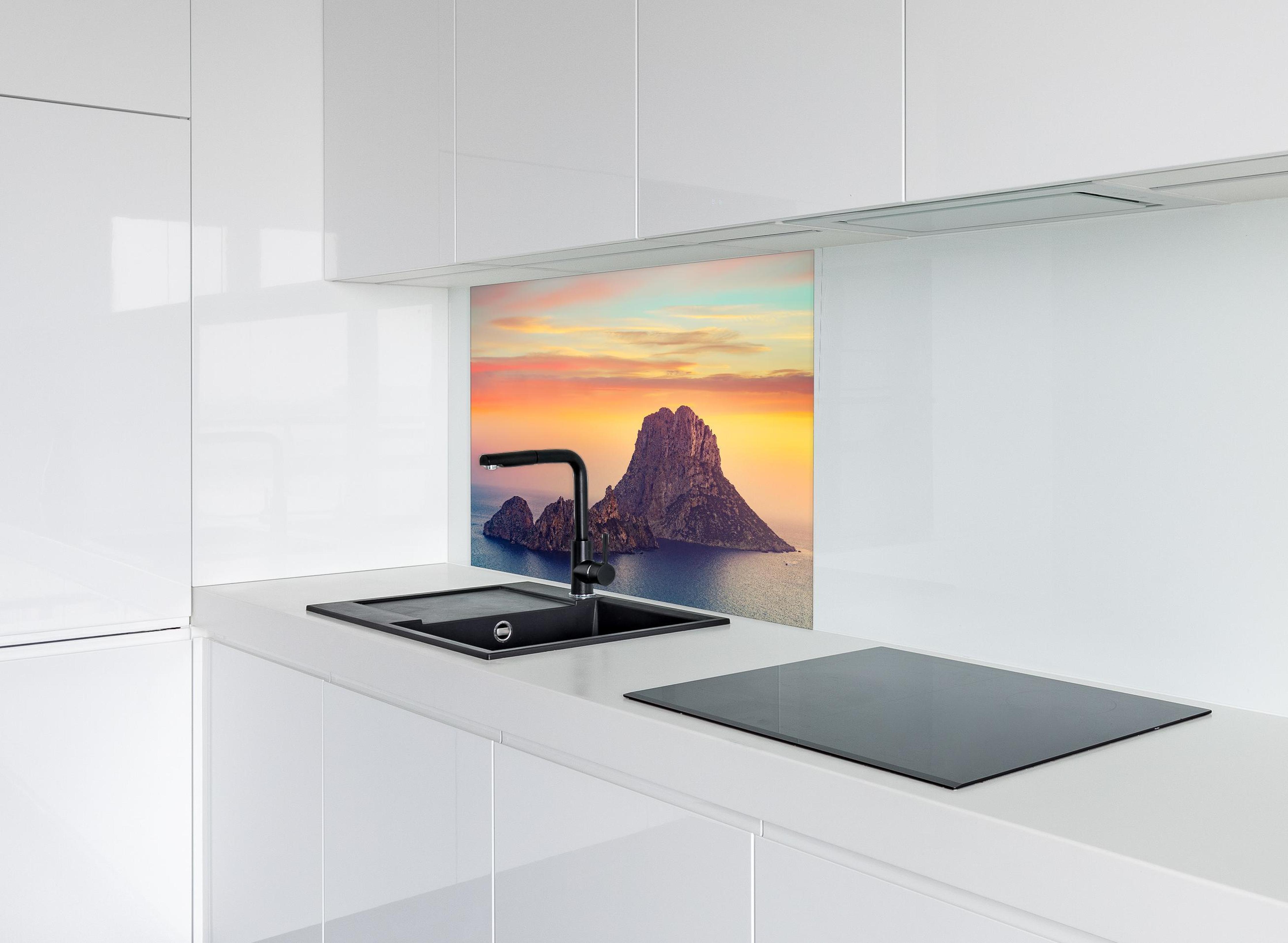 Spritzschutz - Sonnenuntergang auf der Insel Es Vedra auf den Balearen hinter modernem schwarz-matten Spülbecken in weißer Hochglanz-Küche