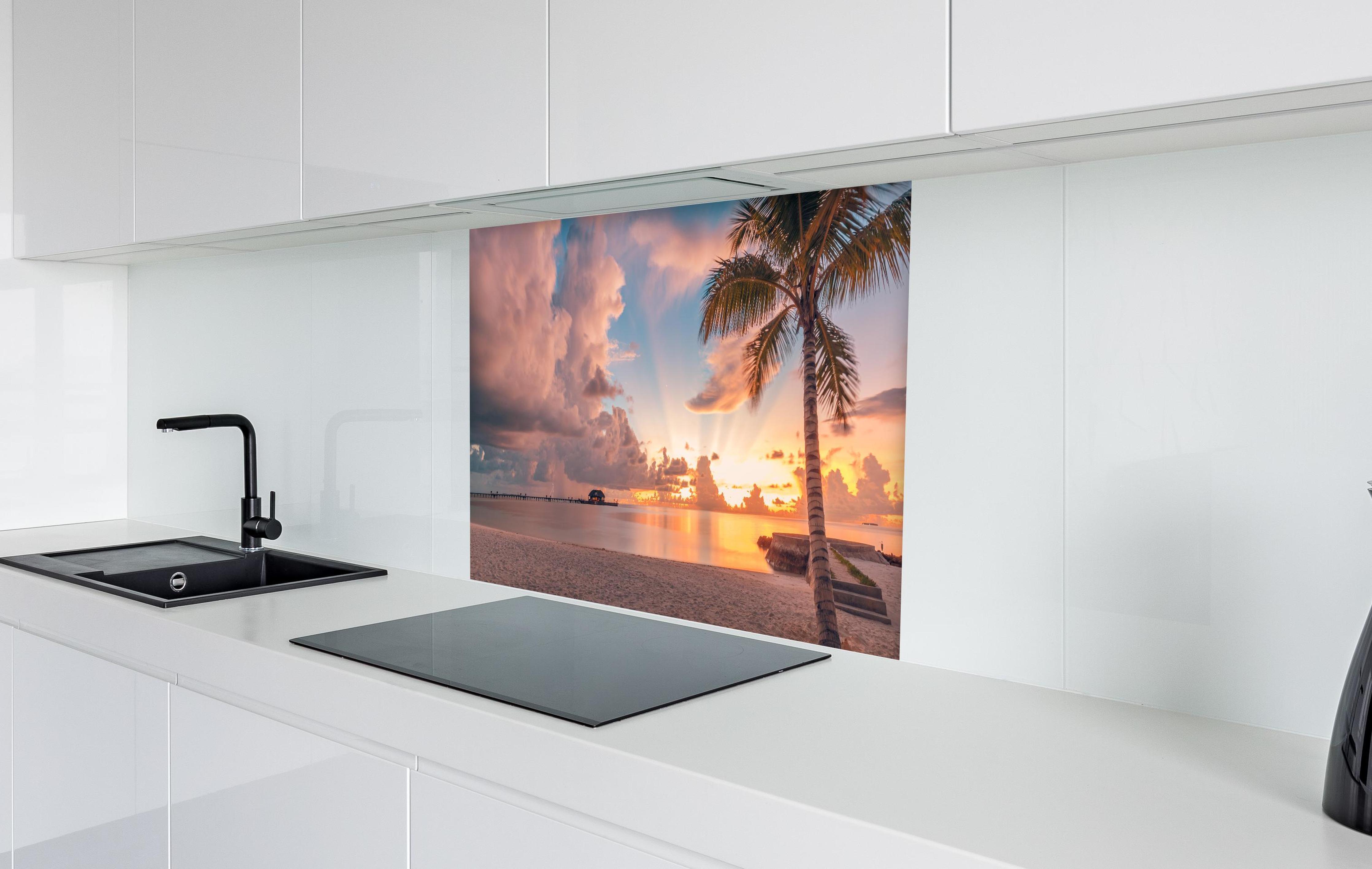 Spritzschutz - Sonnenuntergang in Rivera Maya in weißer Hochglanz-Küche hinter einem Cerankochfeld