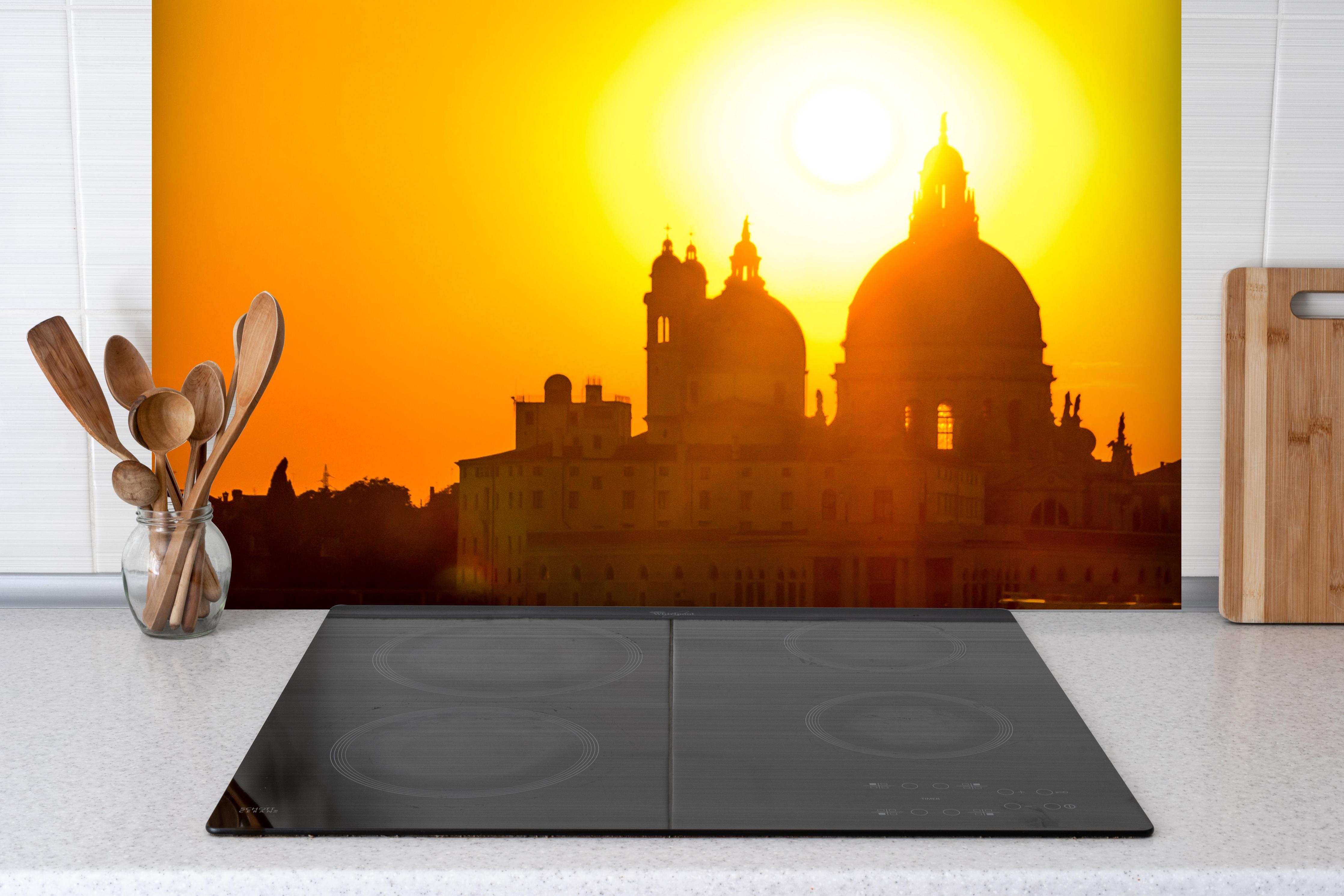 Spritzschutz - Sonnenuntergang in Venedig hinter einem Cerankochfeld zwischen Holz-Kochutensilien