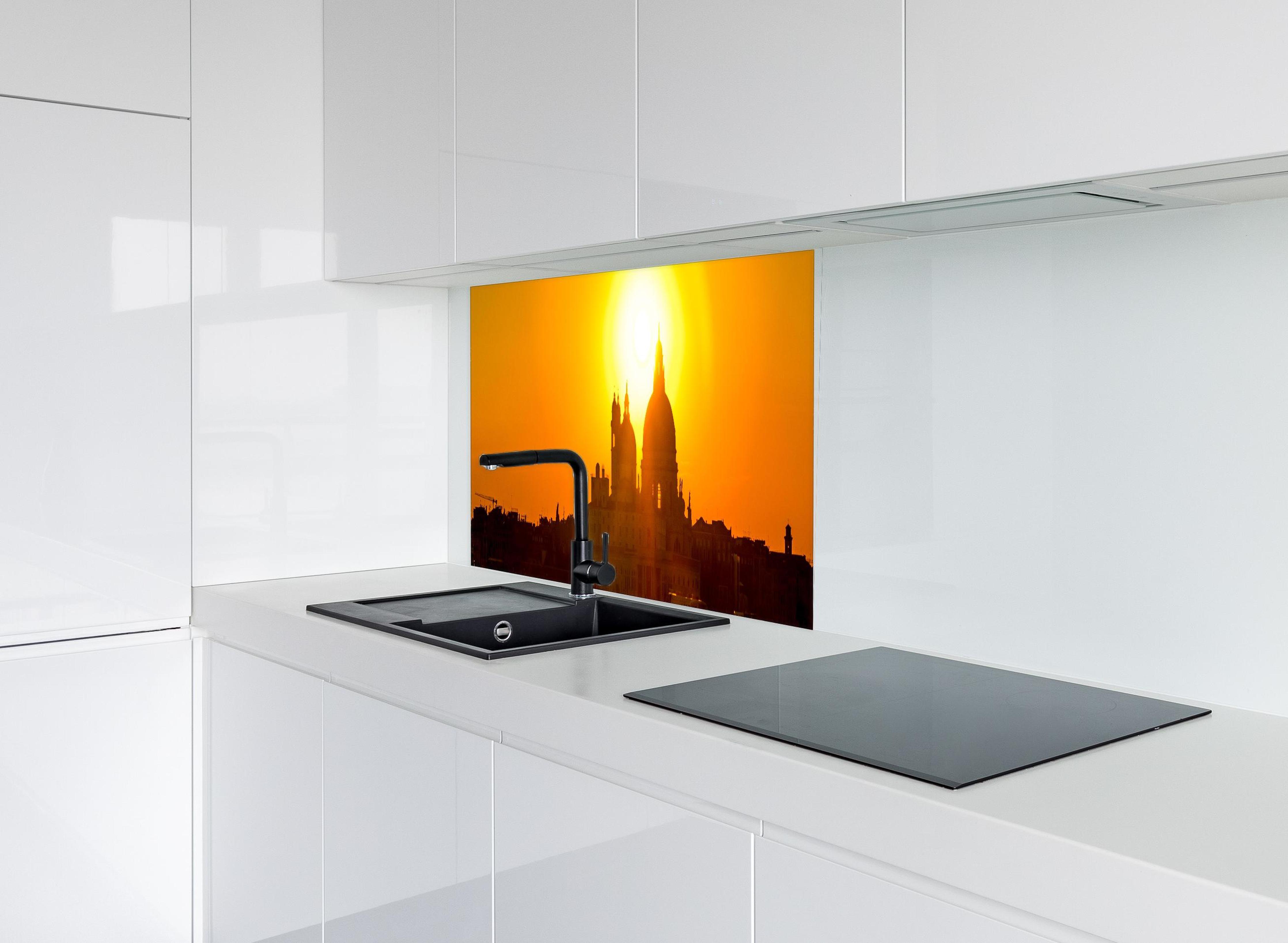 Spritzschutz - Sonnenuntergang in Venedig hinter modernem schwarz-matten Spülbecken in weißer Hochglanz-Küche