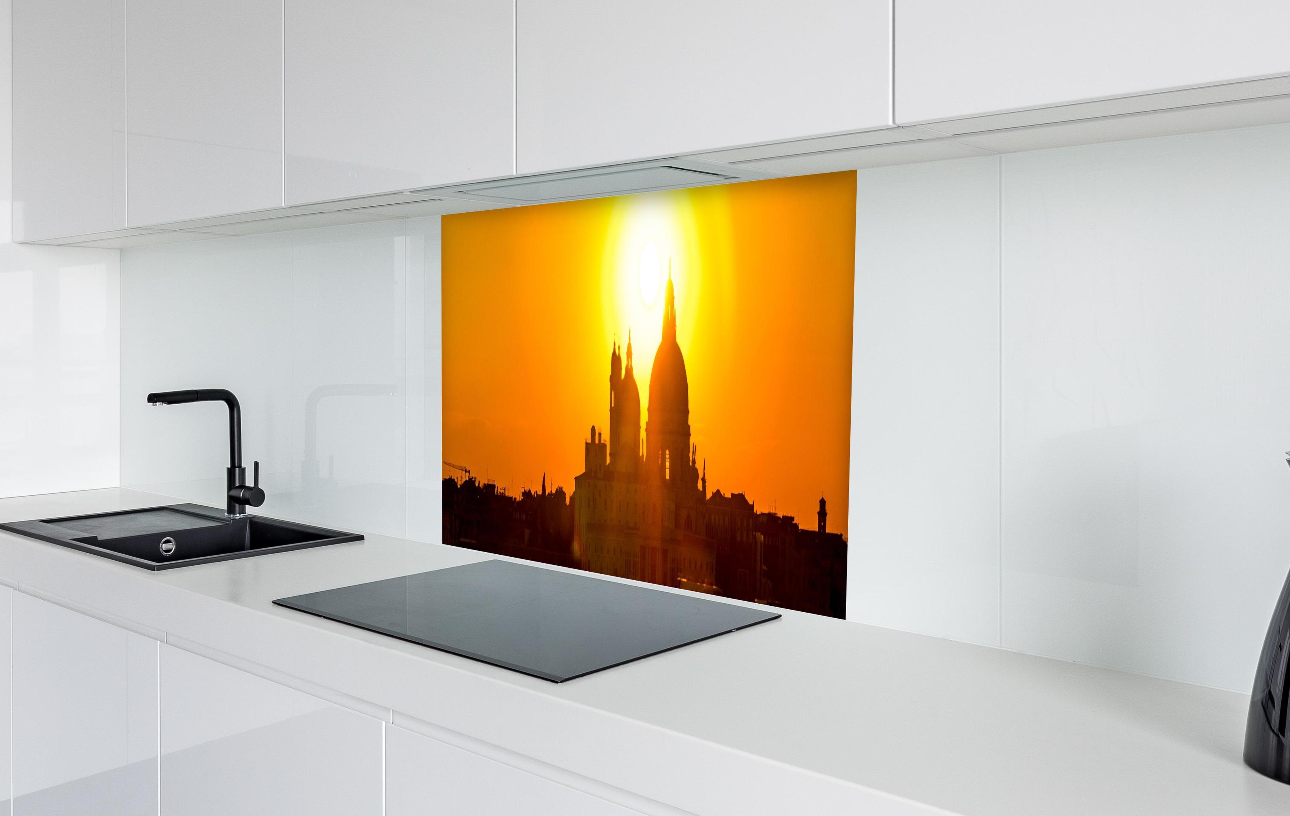 Spritzschutz - Sonnenuntergang in Venedig in weißer Hochglanz-Küche hinter einem Cerankochfeld