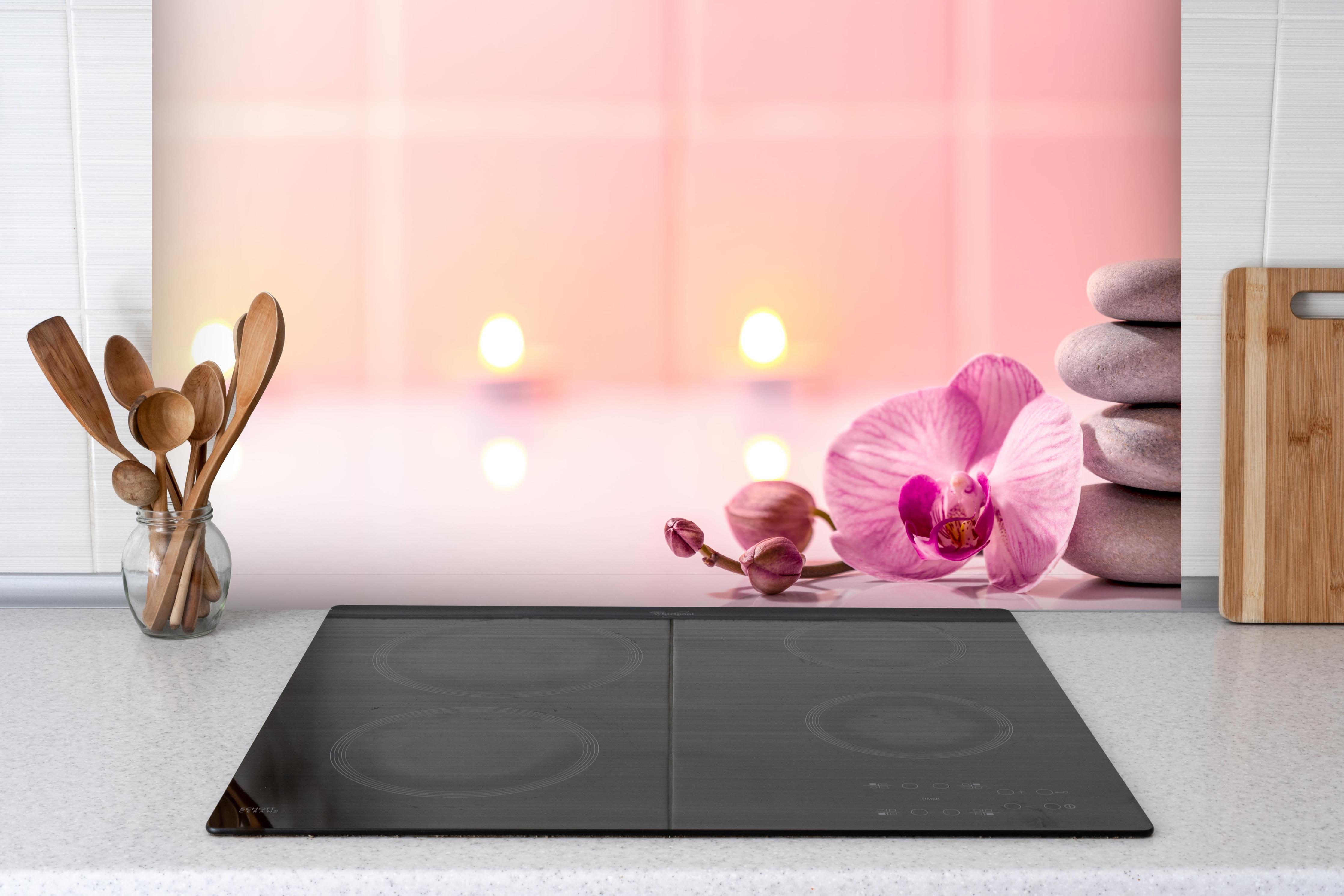 Spritzschutz - Spa-Stillleben hinter einem Cerankochfeld zwischen Holz-Kochutensilien